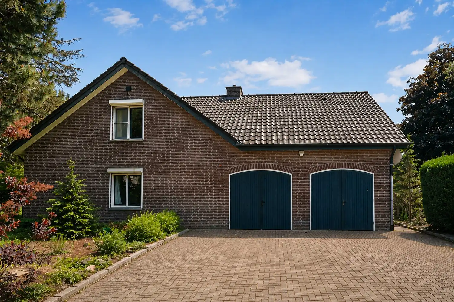 Charmante en ruime gezinswoning met 4 slaapkamers, dubbele garage en zonnige tuin in Neerharen foto 2