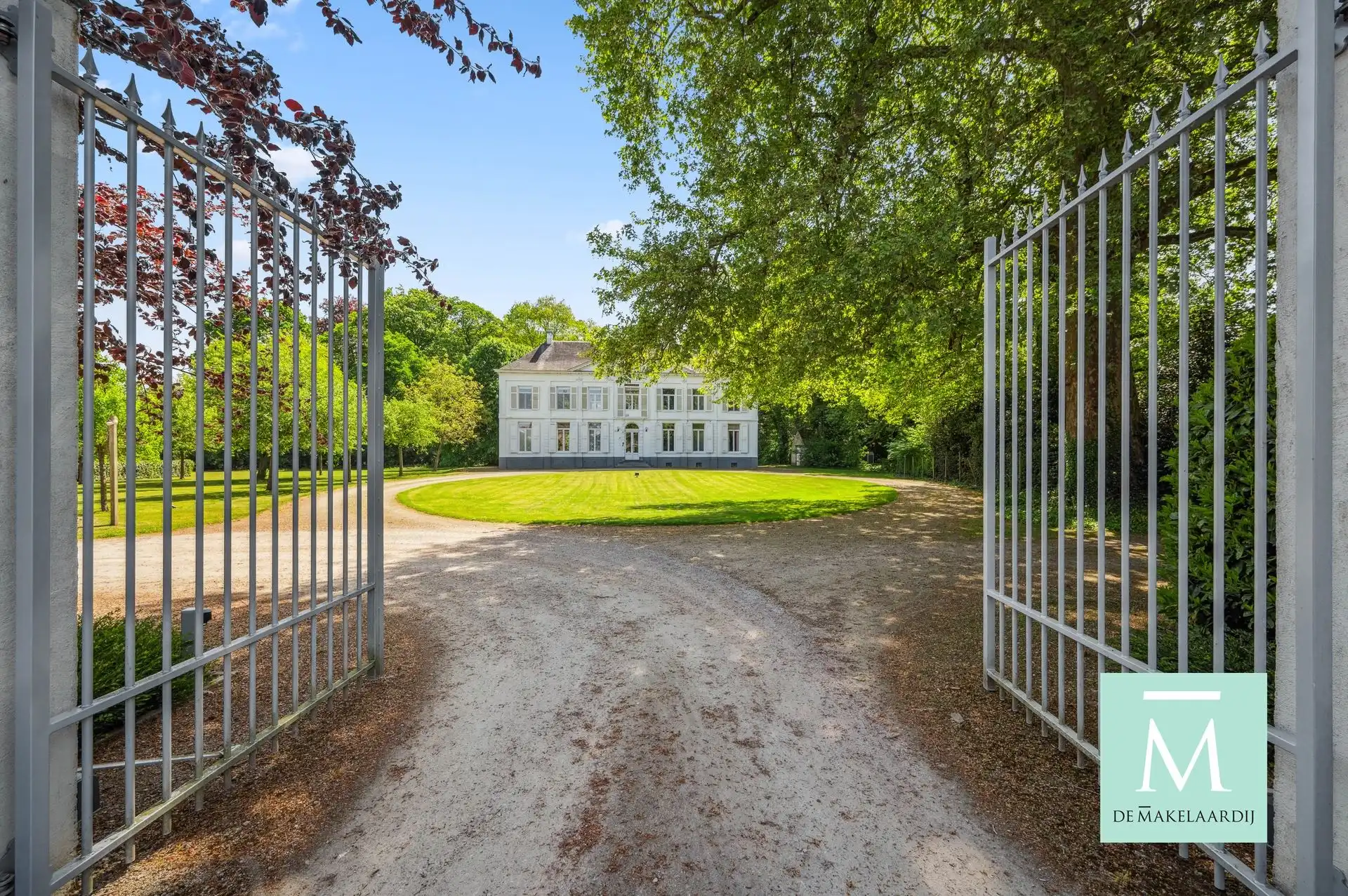 Prachtig kasteel met veel mogelijkheden gelegen op een toplocatie foto 2