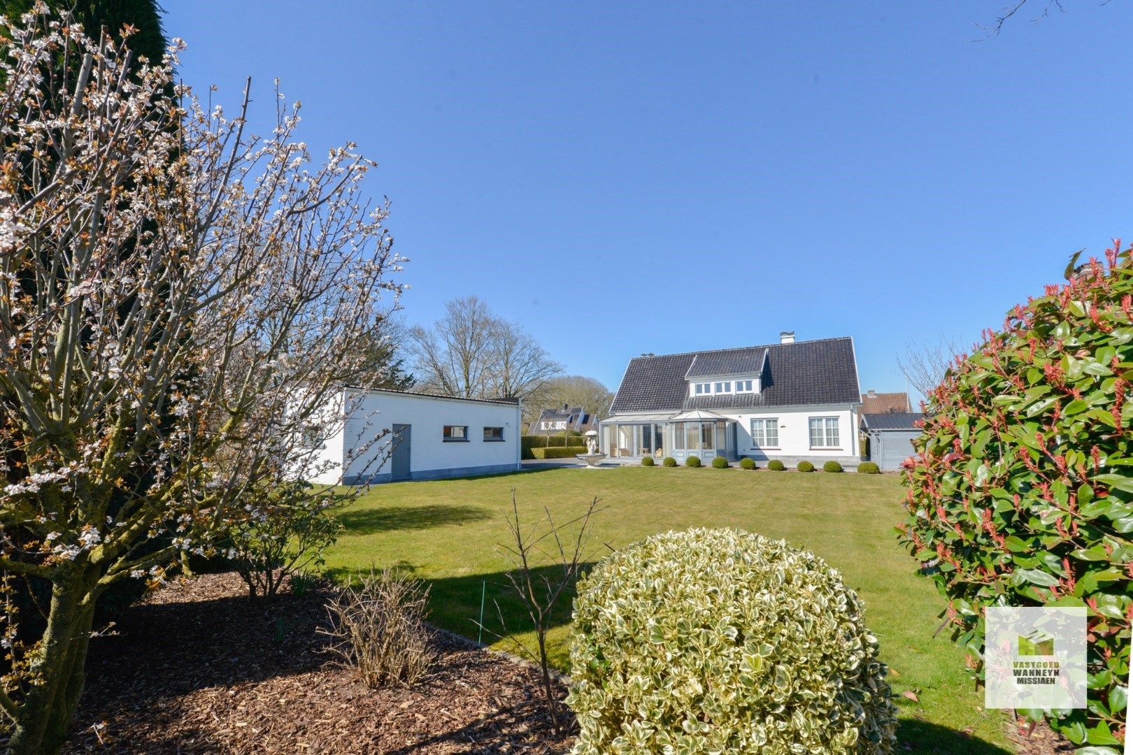 Verzorgde villa met 4slpk, zuidgerichte tuin en garage op 1.360m2 aan de rand van de Lakebossen foto 2