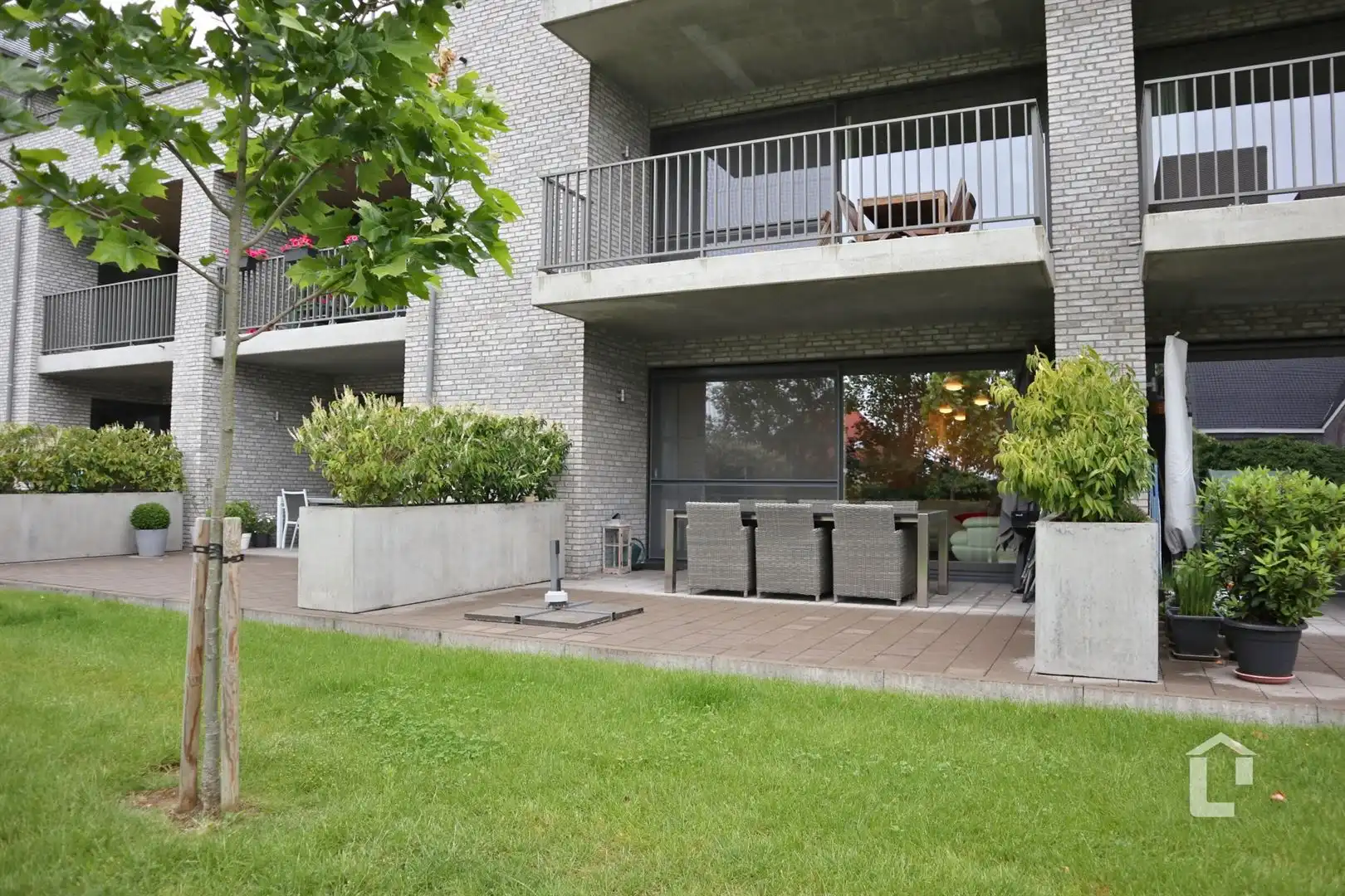 Recent, instapklaar gelijkvloersappartement met groen uitzicht foto 12