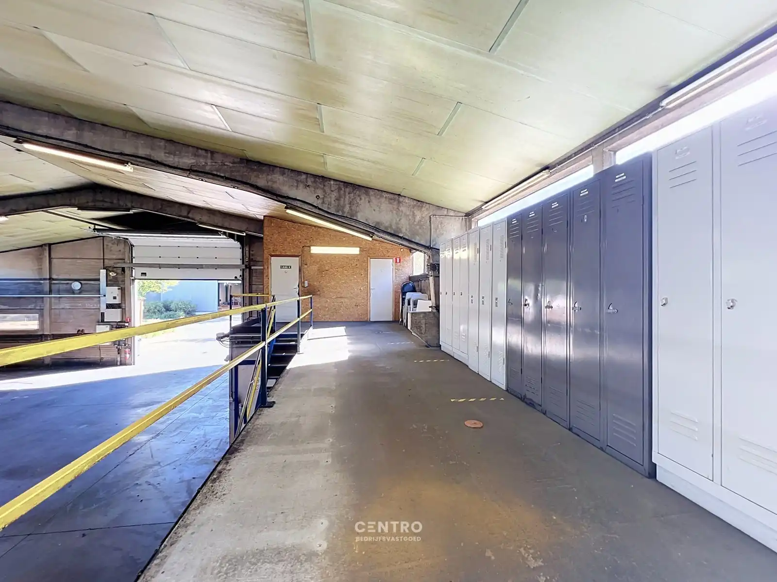Magazijn met bureel (± 840m²) op INDUSTRIEZONE met gelijkvloerse LICHTRIJKE woonst  (o.a. 3 slpks, 2 garages,...)  op een prachtig HOEKperceel van 2.061 m² te Diksmuide! foto 18