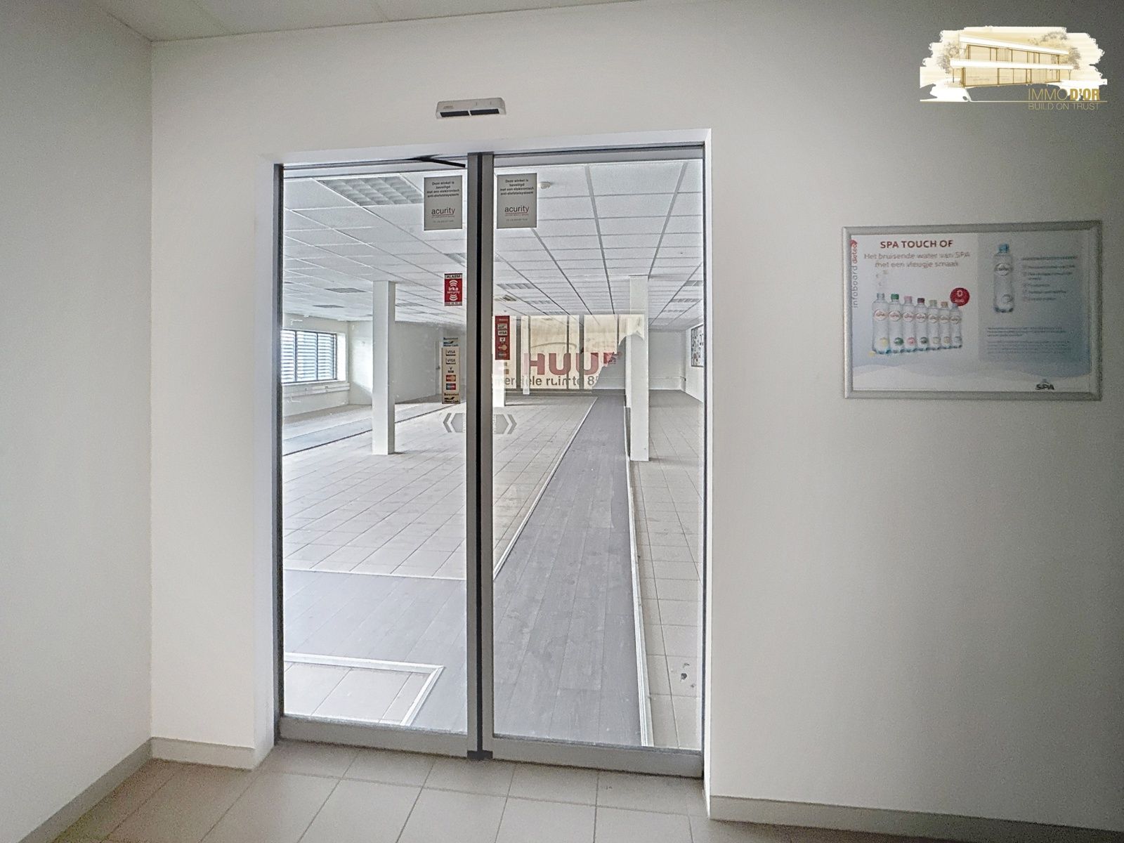 POLYVALENTE COMMERCIELE/KANTOOR RUIMTE MET RUIME PARKING foto 2