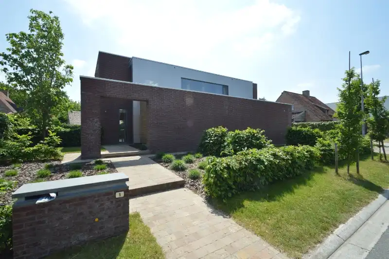 Moderne villa met prachtige tuin op topligging! foto {{pictureIndex}}
