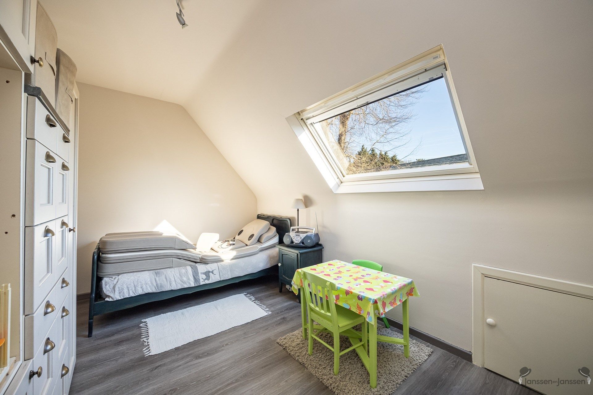 Ruime woning met vijf slaapkamers, vijver en zwembad op 977 m². foto 17