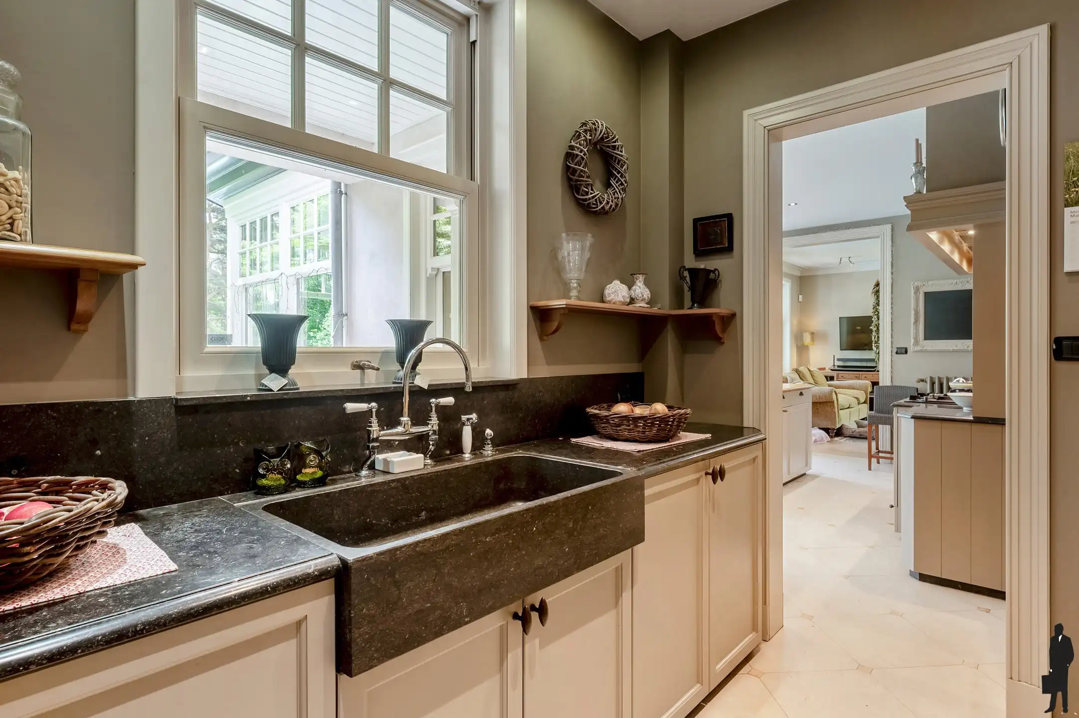 Exclusieve en uniek gelegen Engelse cottagevilla met orangerie, zwembad en aanpalende bouwgrond op ca. 1,1 ha in bosrijke omgeving. foto 6