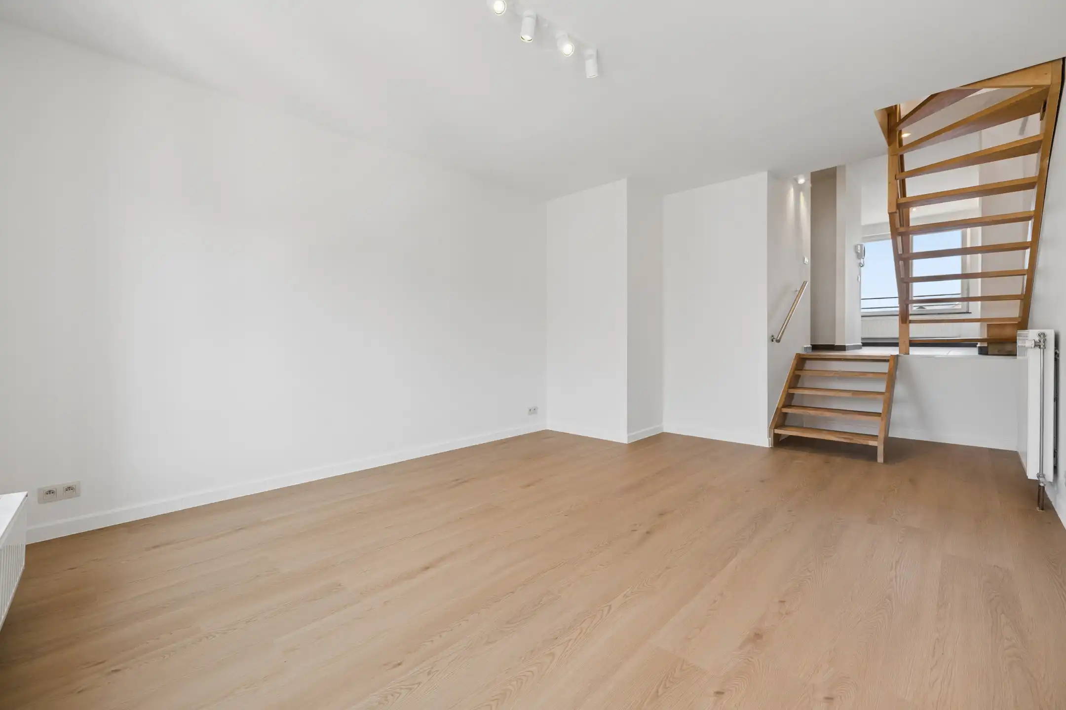Gerenoveerd appartement met 2 slpkamers van ± 92m² foto 3