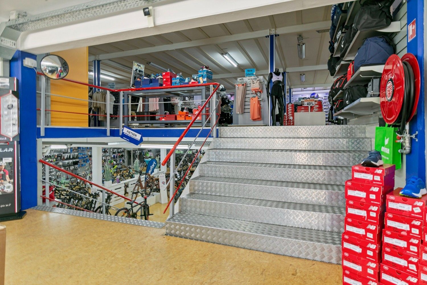 Handelsruimte met luxe duplex-appartement en verhuurde loodsen op het industrieterrein in Lanaken foto 16
