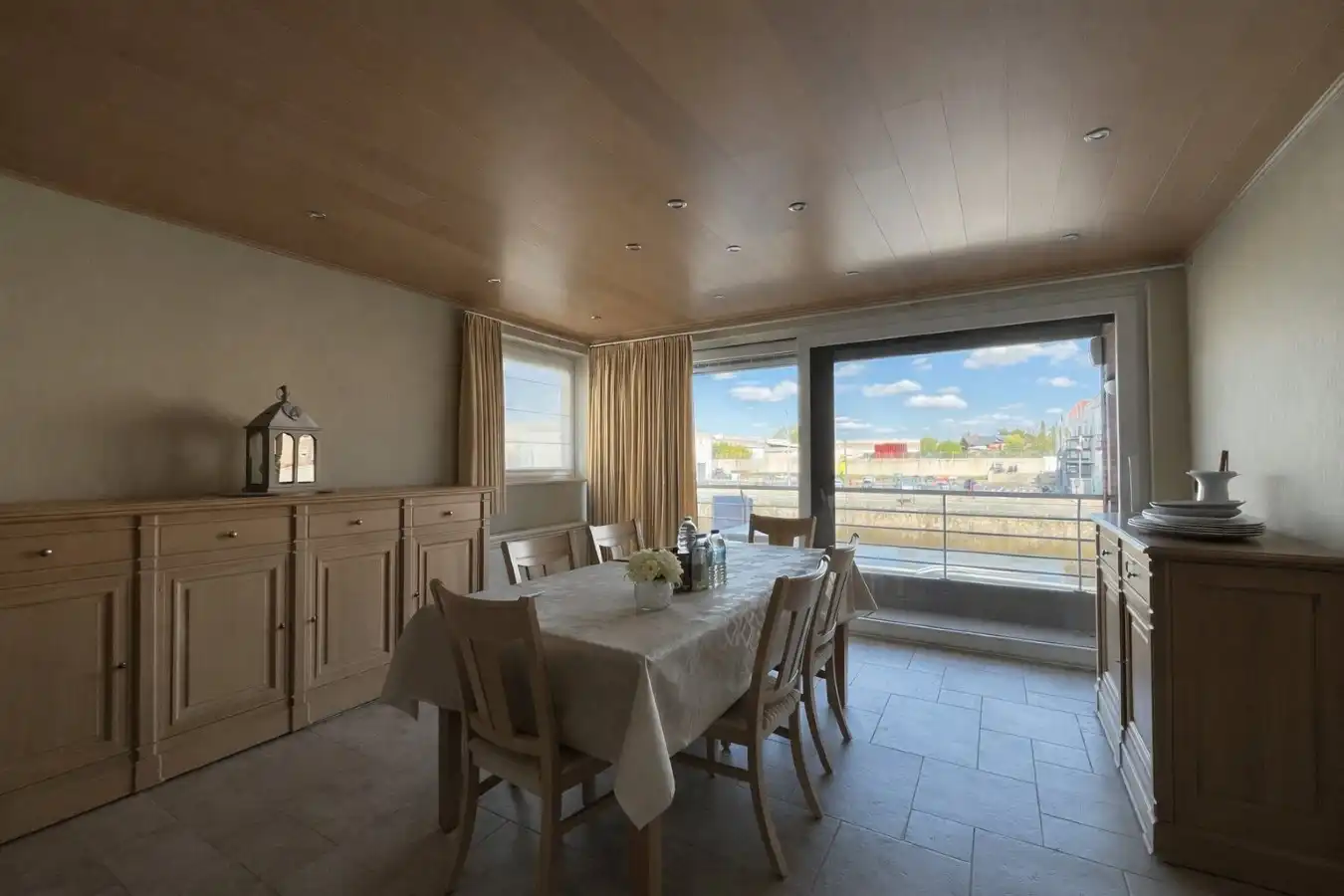 Ieper - Ruim en lichtrijk appartement met zonnig terras rondom foto 5