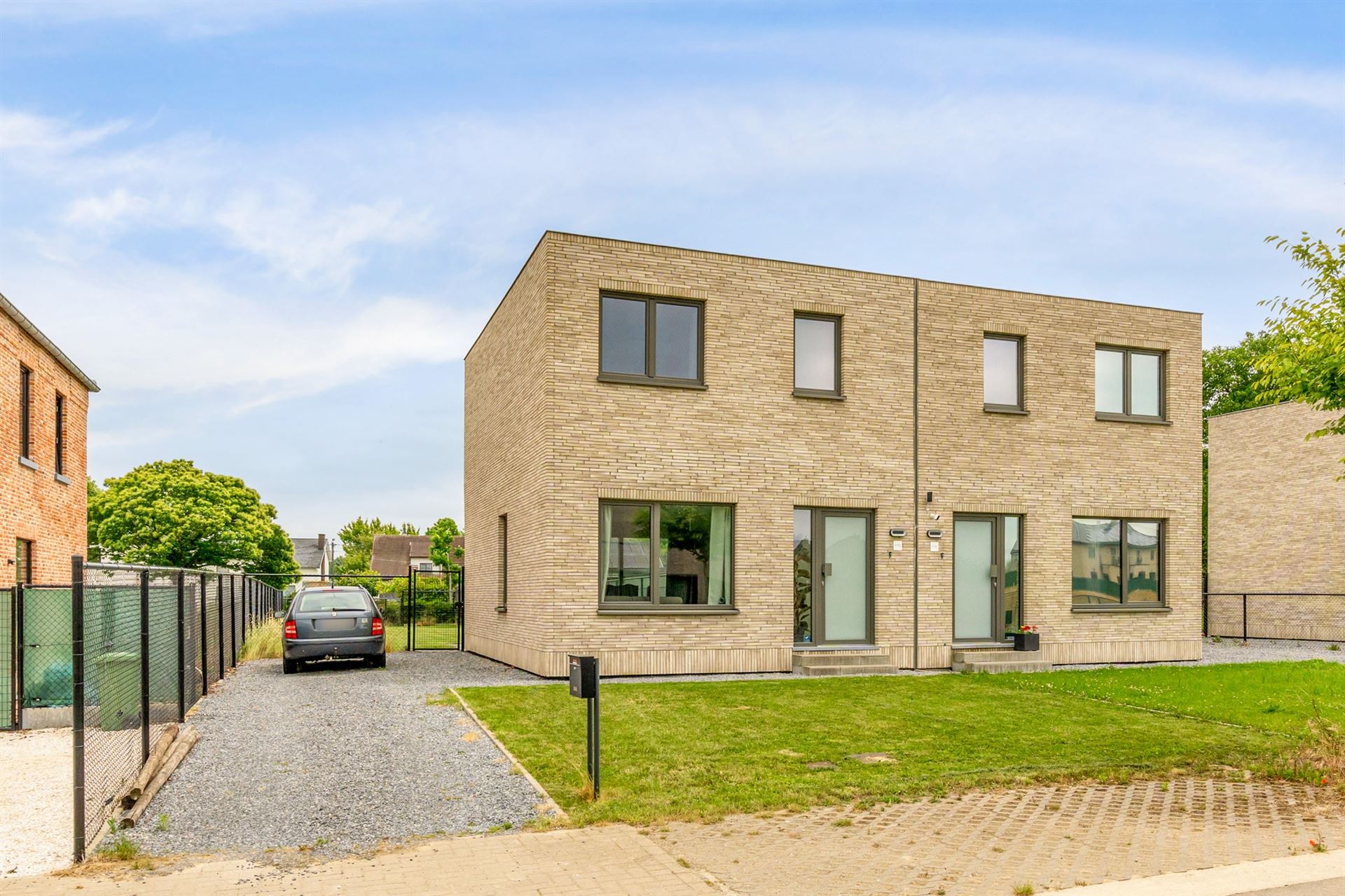 Halfopen bebouwing te Nieuwerkerken foto {{pictureIndex}}