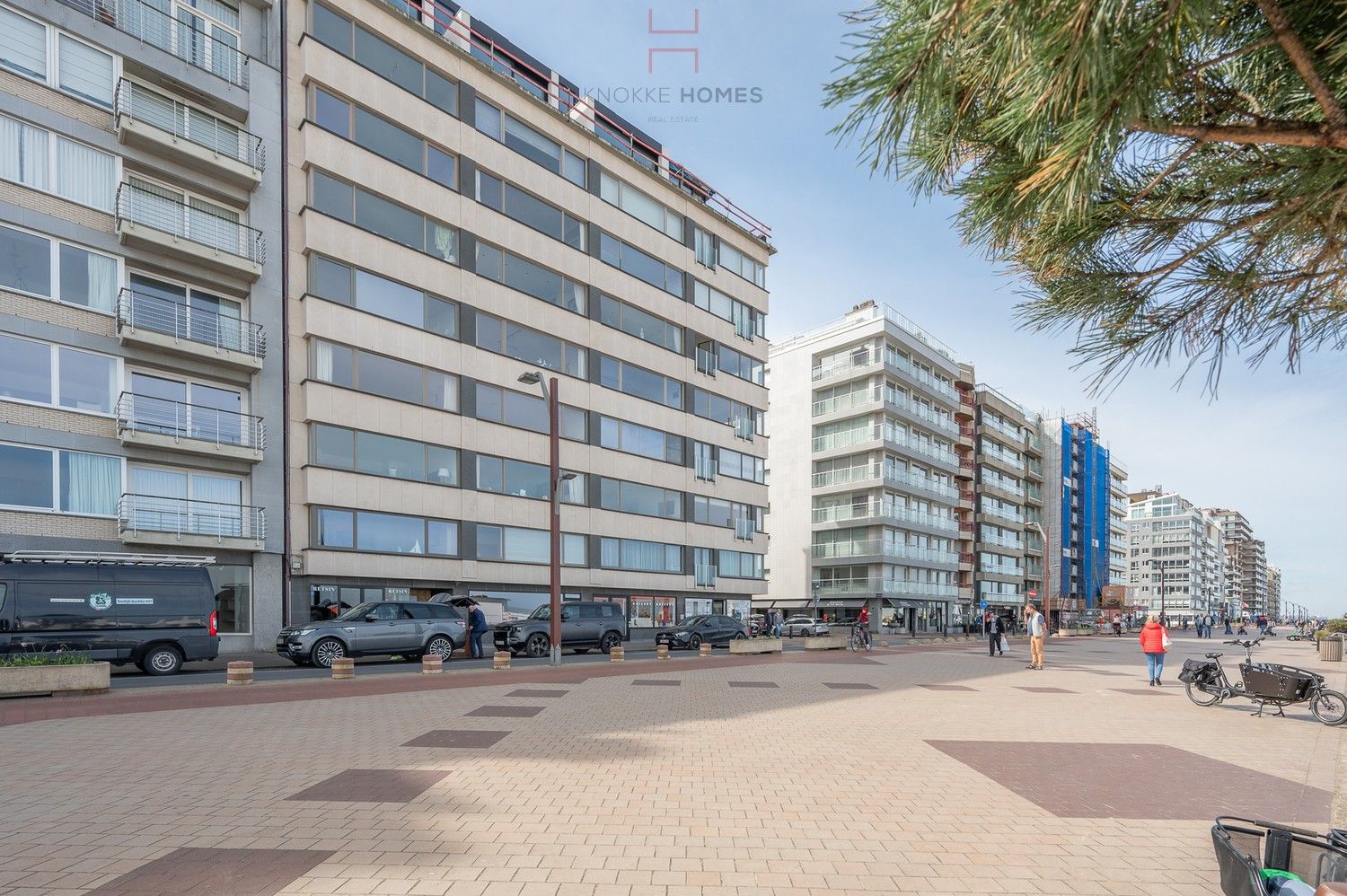 Instapklaar gerenoveerd 3 slaapkamer-appartement met een prachtig en breed frontaal zeezicht. foto {{pictureIndex}}