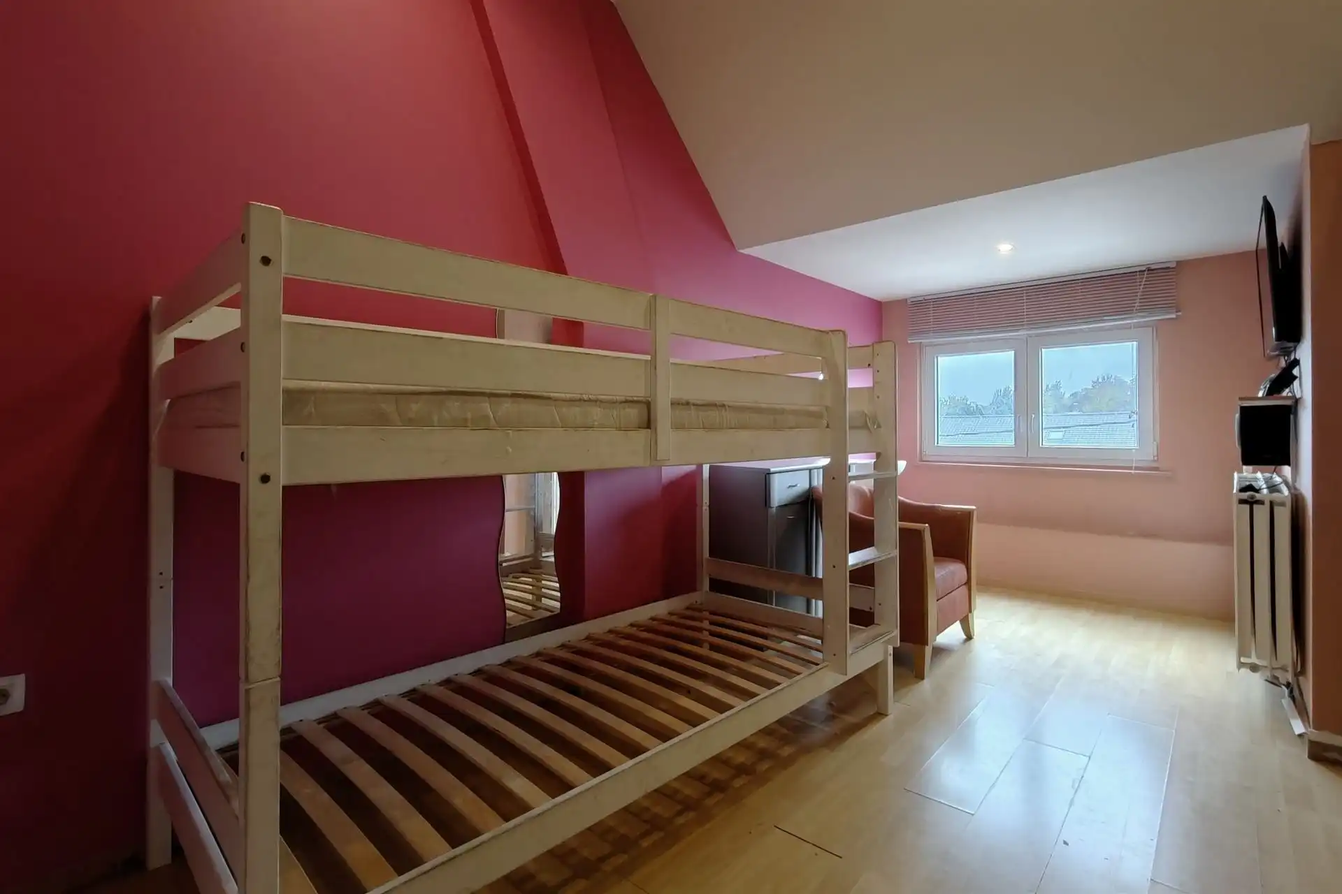 Ruime gezinswoning met 6 slaapkamers op toplocatie vlakbij Maastricht foto 23