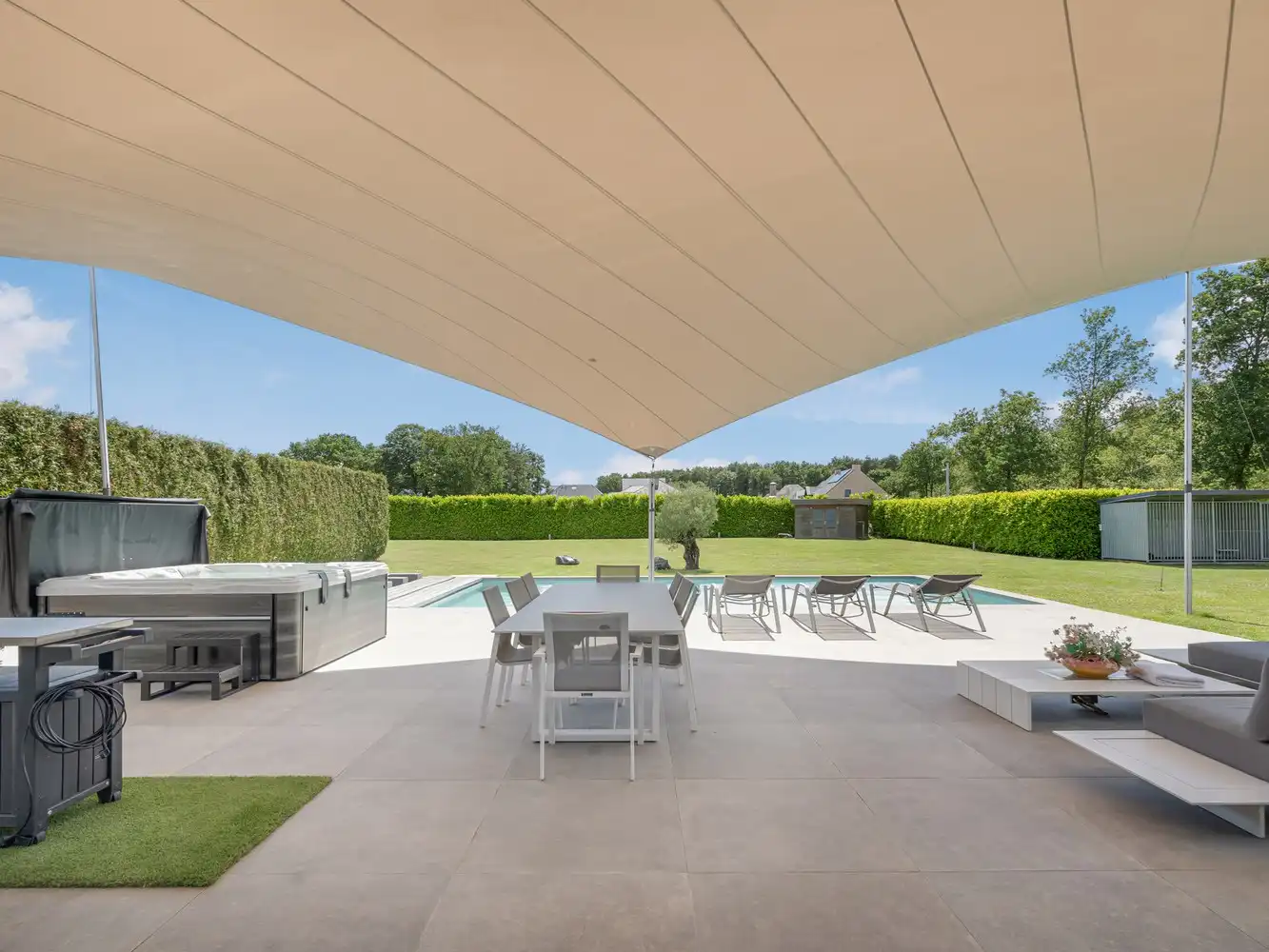 Exclusieve recente villa met verwarmd zwembad, vier garages en inclusief bouwgrond van 10a in een groene omgeving foto 2