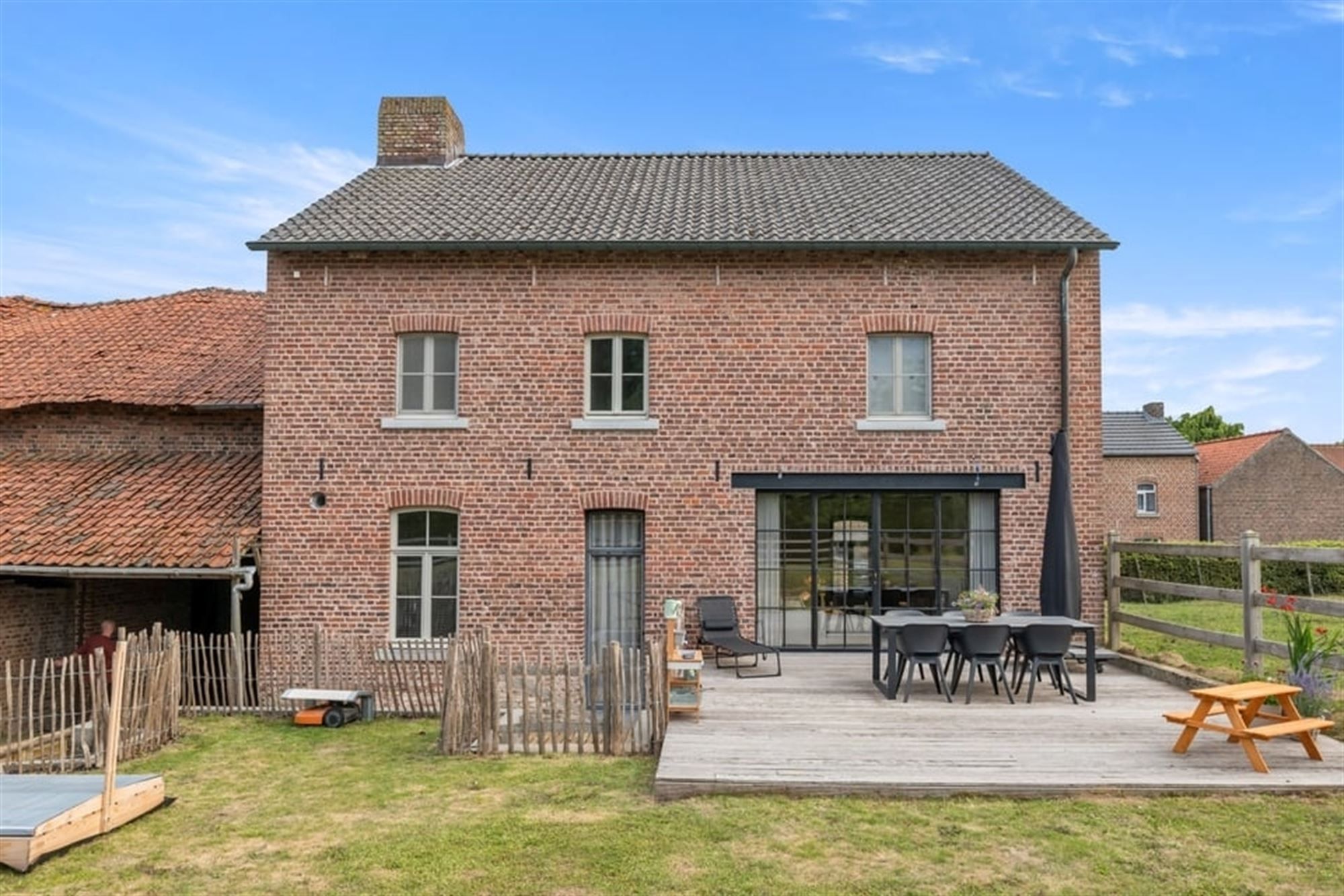 AUTHENTIEKE WONING MET RUIME SCHUUR EN VEEL POTENTIEEL IN TONGEREN  foto 2