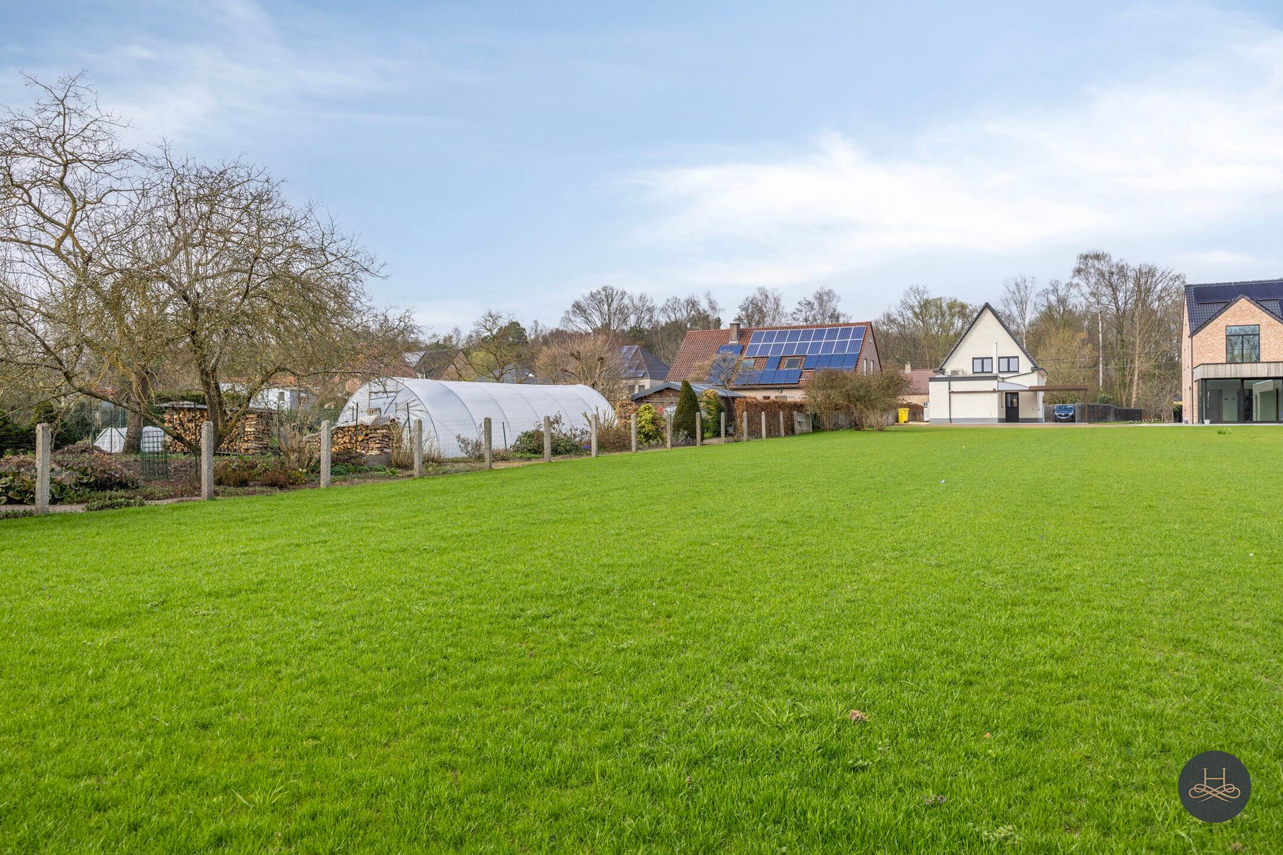 Totaal gerenoveerde woning met grote tuin foto 3