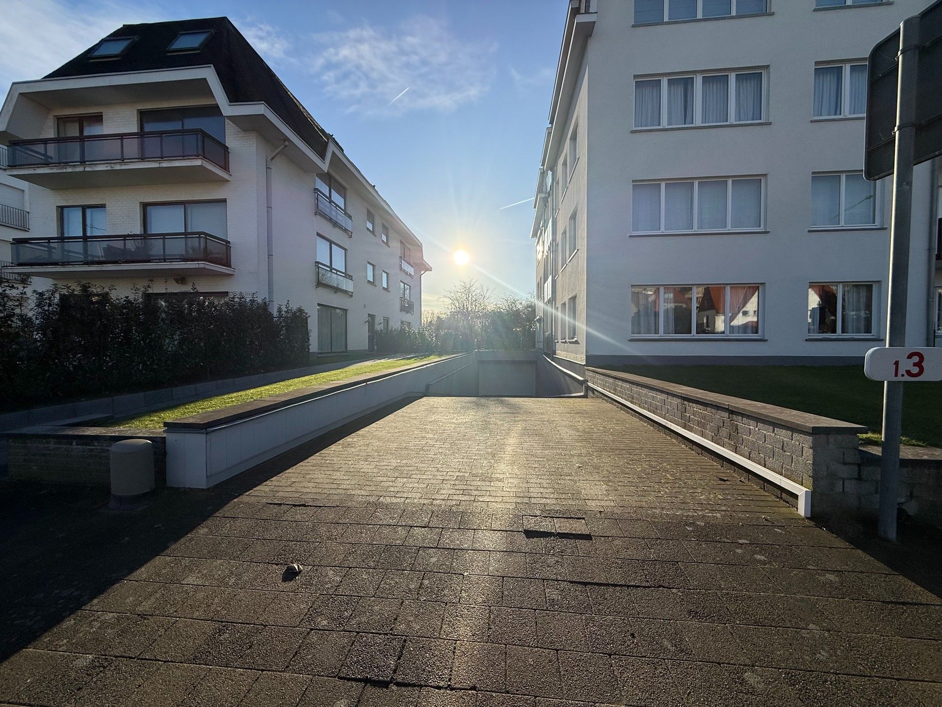 Goed gelegen parkeerplaats op wandelafstand van de zeedijk foto 4