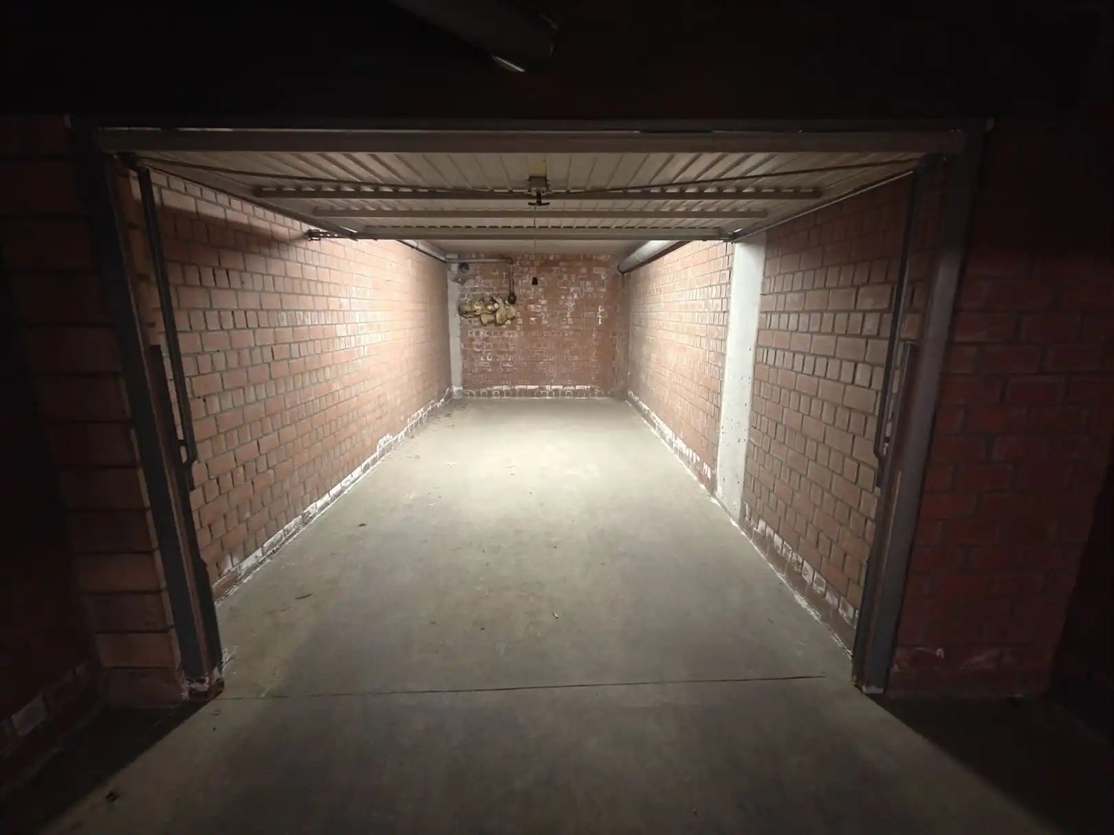 garage foto {{pictureIndex}}