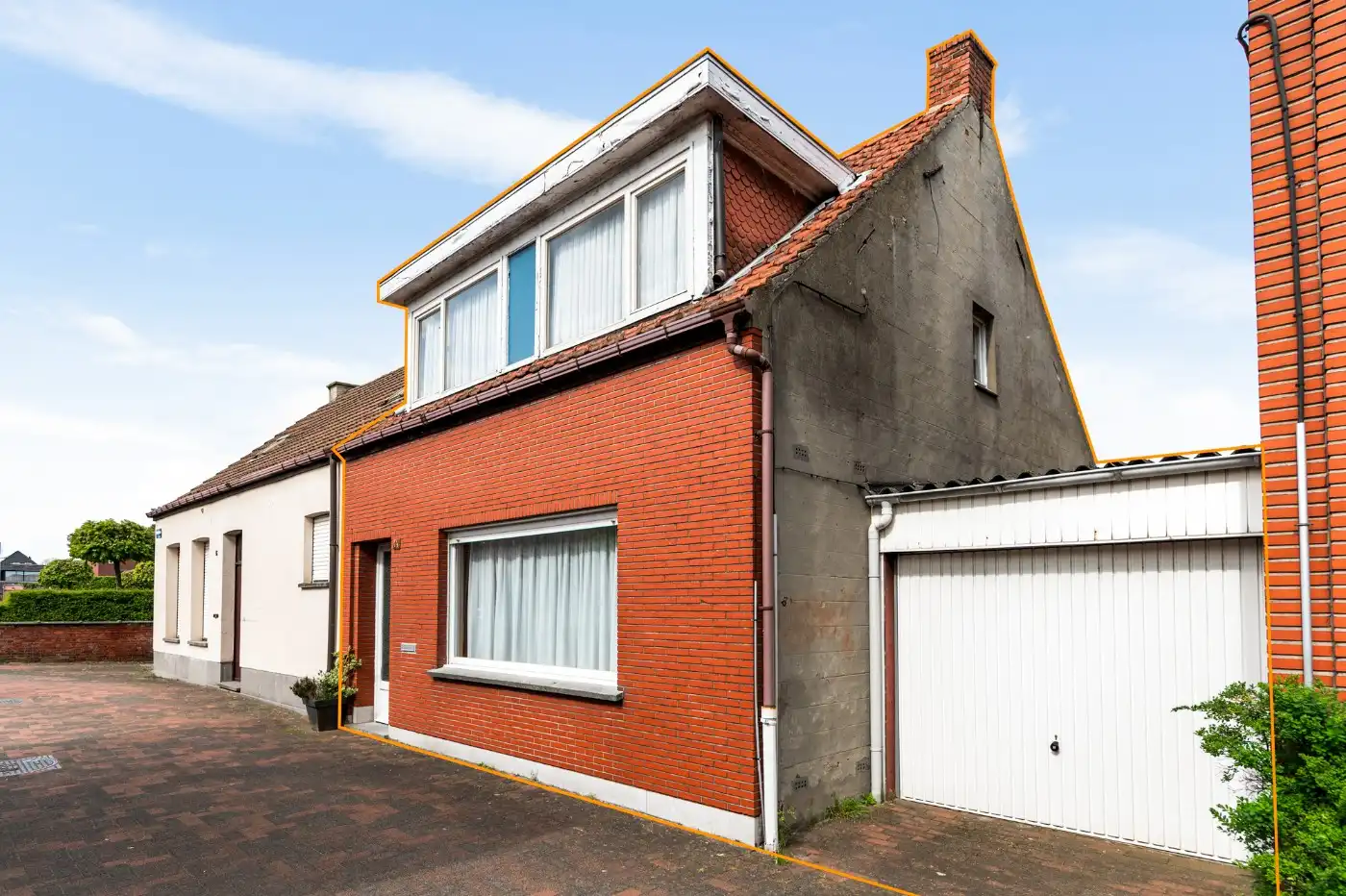 Hoofdfoto van de publicatie: Te renoveren woning met 3 slpk., stadstuin en garage