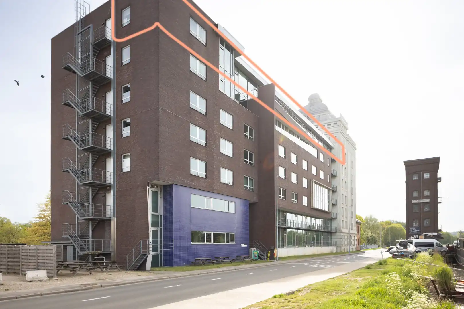 Exclusieve kantoorruimtes met gemeenschappelijke lounge in de Remytoren foto {{pictureIndex}}