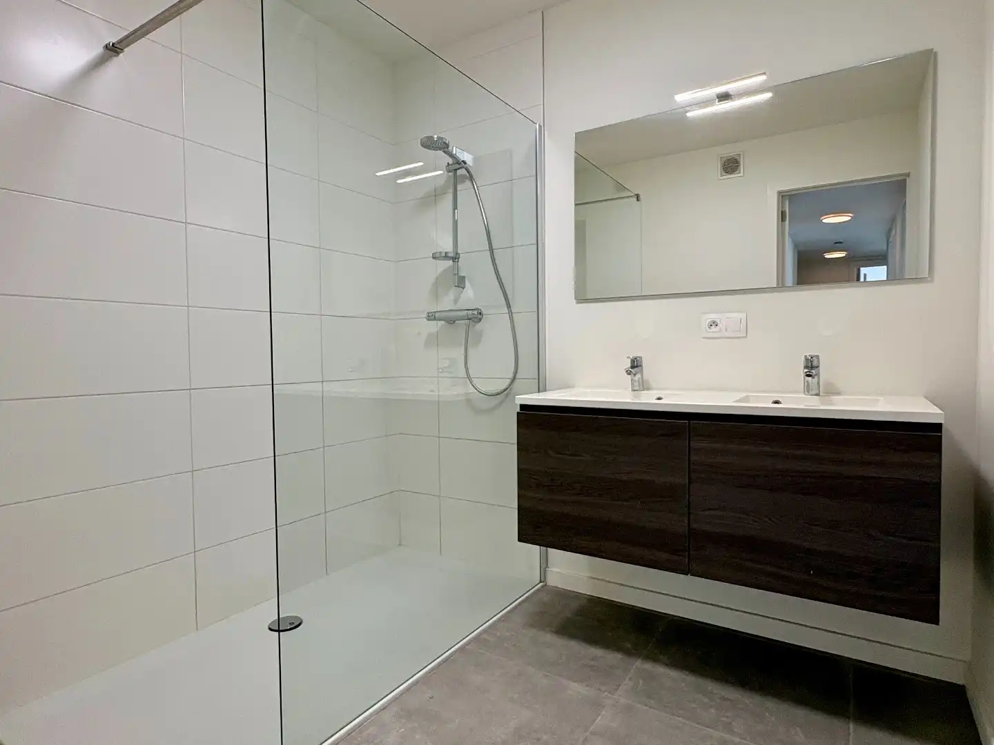 Modern gelijkvloers appartement met 2 slaapkamers, lichtrijke leefruimte en terras dichtbij Kortrijk.  foto 5