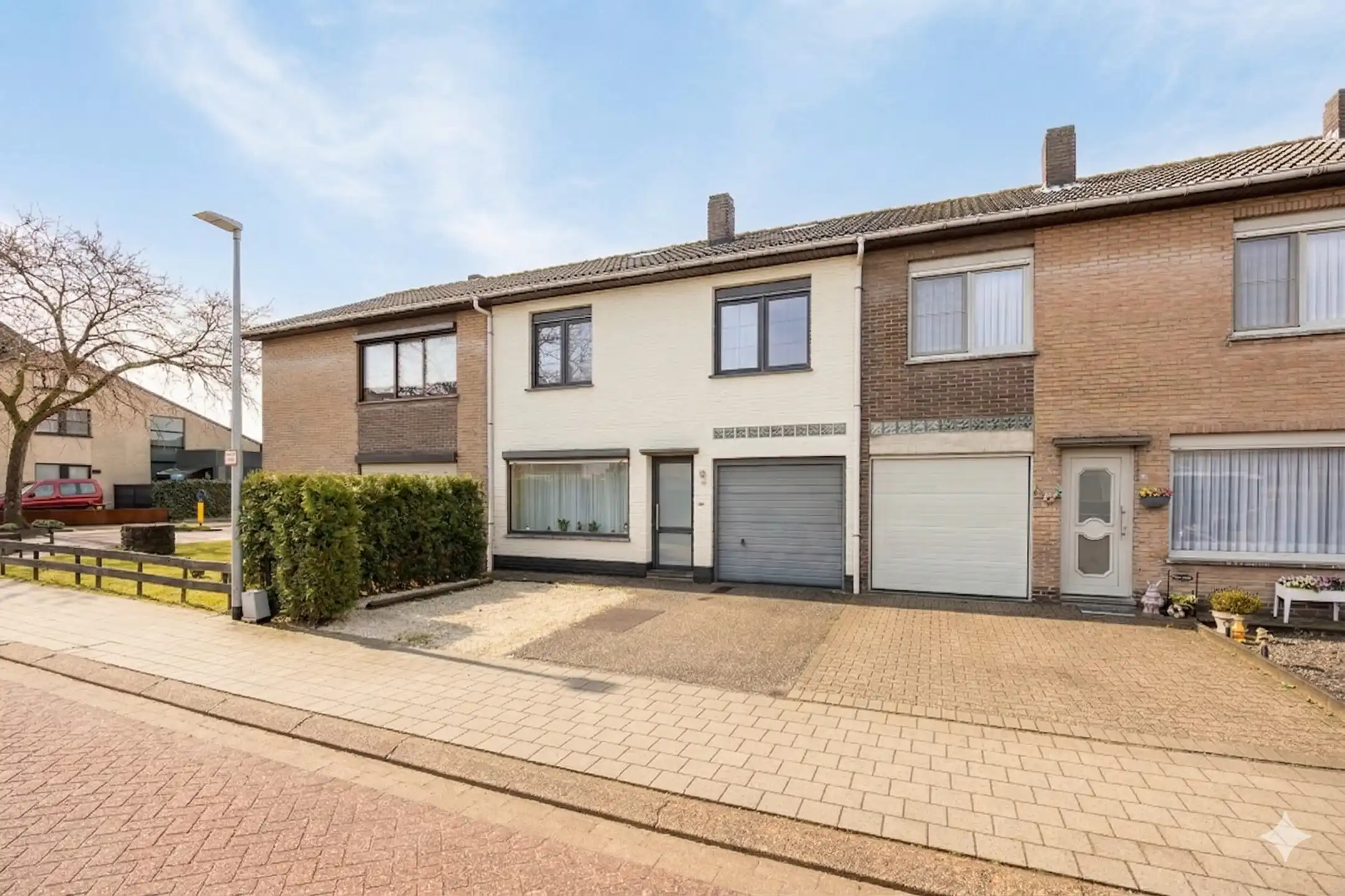 Gunstig gelegen woning met drie slaapkamers en garage foto 2