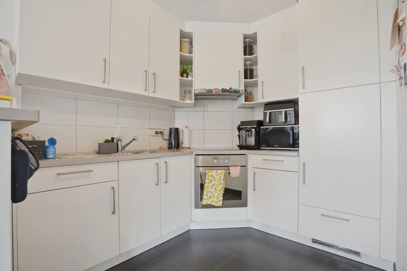 Recent appartement met privatieve tuin (346m²)  en ruim terras (40m²) in het centrum van Woumen! foto 6