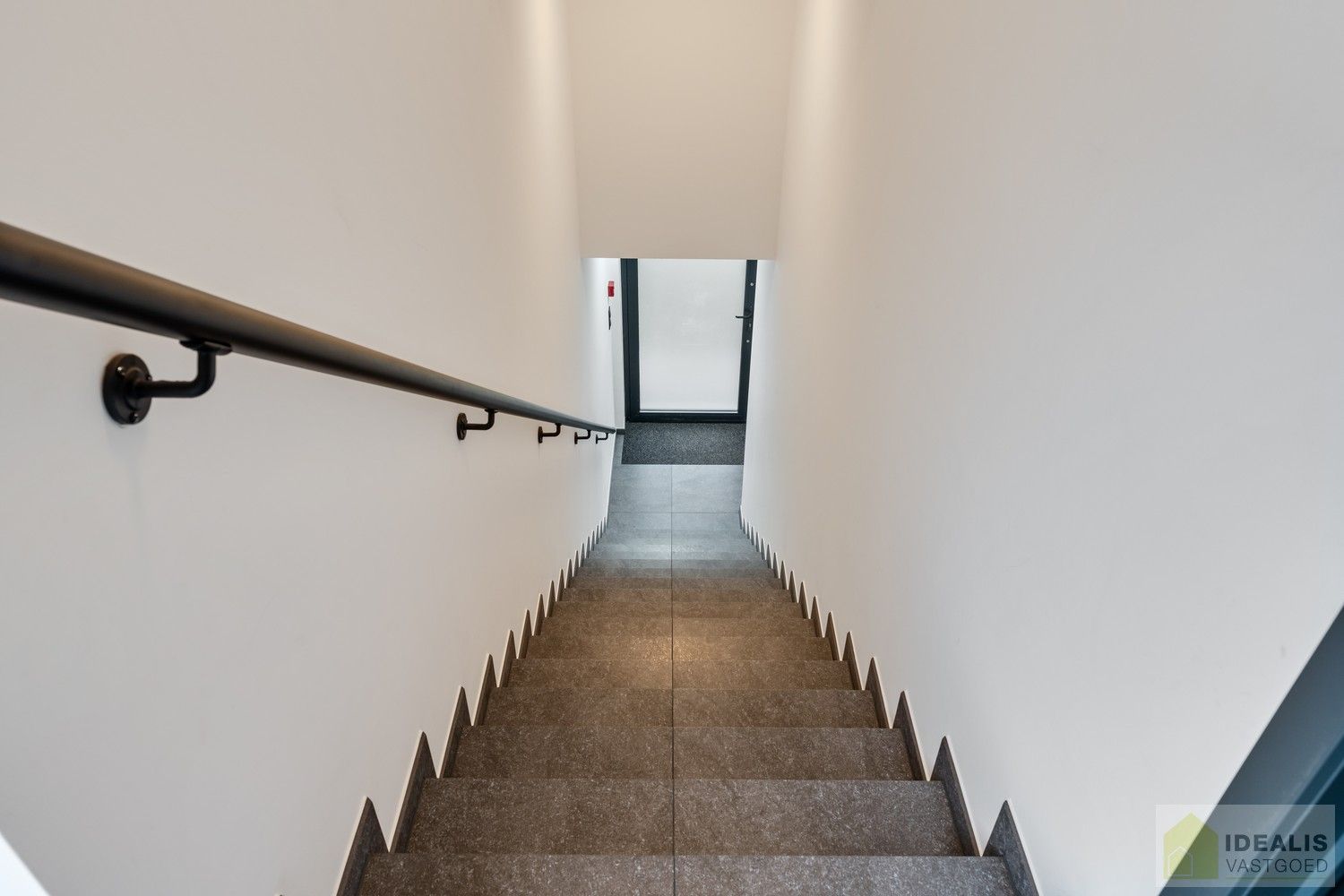 INSTAPKLAAR APPARTEMENT MET MAGAZIJN/KANTOOR OP BEDRIJVENTERREIN DE RIETKOLK!! Dit instapklare pand bestaat uit een hal/opslag van +-100m², met bureel/keuken en een aparte inkom voor het woongedeelte. Het appartement omvat een ruime woonkamer met uitgeruste keuken, 2 slaapkamers, badkamer, bergruimte en waskamer. Het pand leent zich perfect als kantoorlocatie met opslag in combinatie met wonen. foto 11