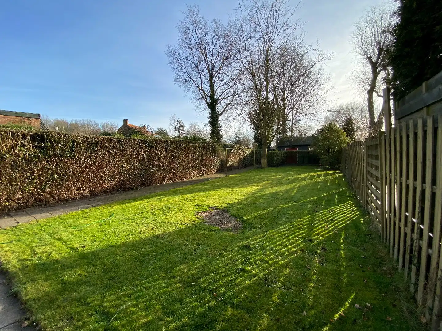 Gerenoveerde half vrijstaande woning met royale tuin en dubbele garage. foto 5