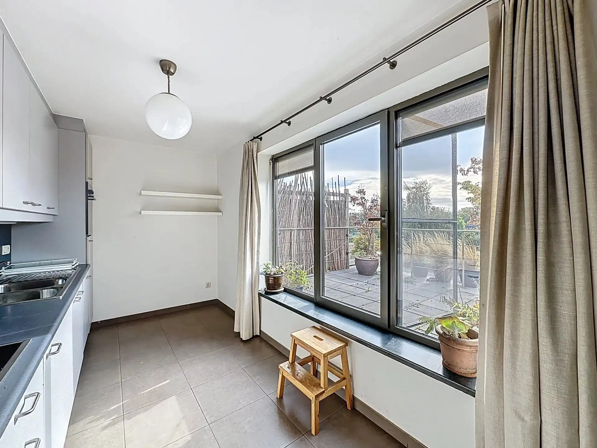 Ruim appartement met 2 slaapkamers, terras en overdekte staanplaats. foto 5