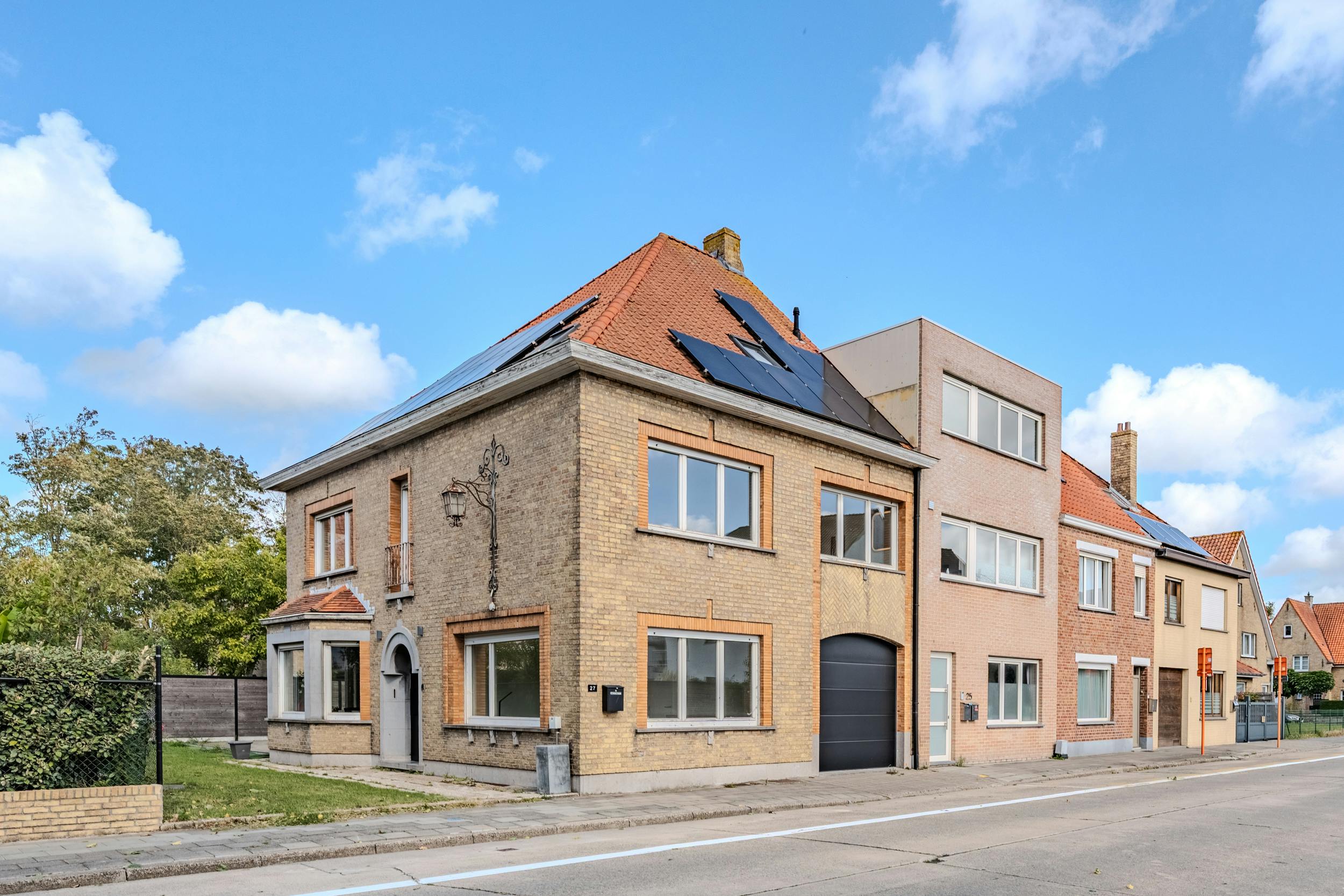 Huis te koop met zes slaapkamers en zongerichte tuin. foto 2