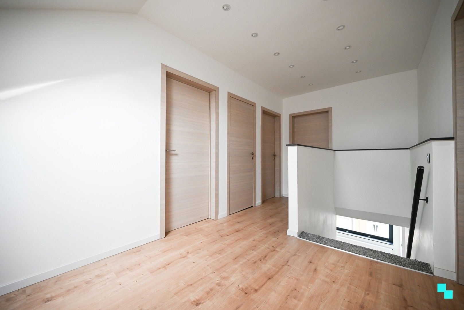 Compleet vernieuwde duplex met 4 slaapkamers en zonneterras in hartje Wevelgem foto 12