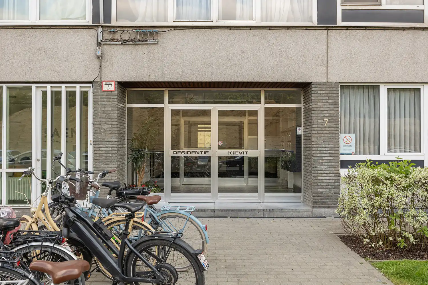 Ruim hoekappartement (3 SLK + terras) met enorm potentieel en groen zicht aan het Rivierenhof te Deurne-Zuid foto 3