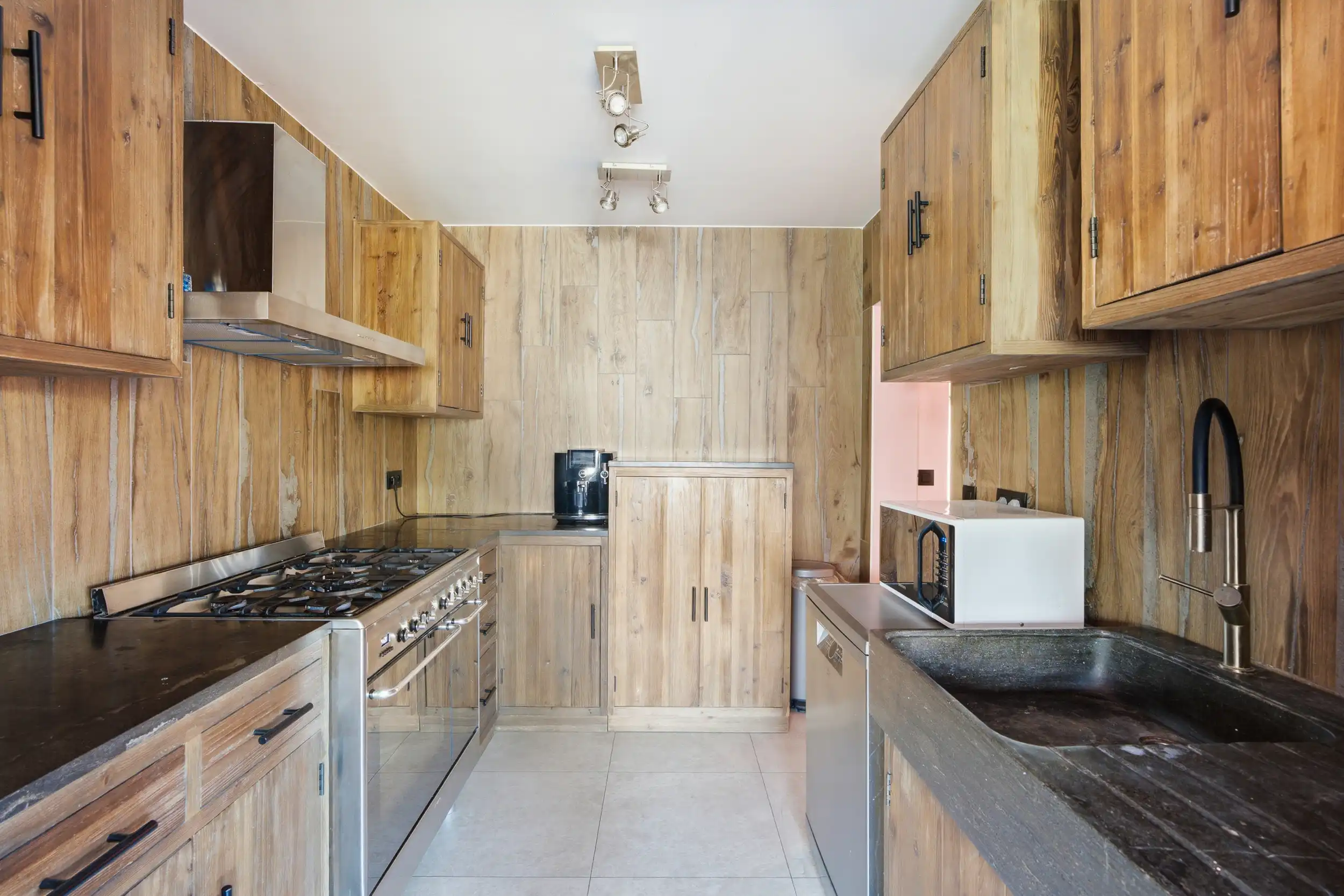 Halfopen bebouwing met 4 slaapkamers en veelzijdig bijgebouw foto 8
