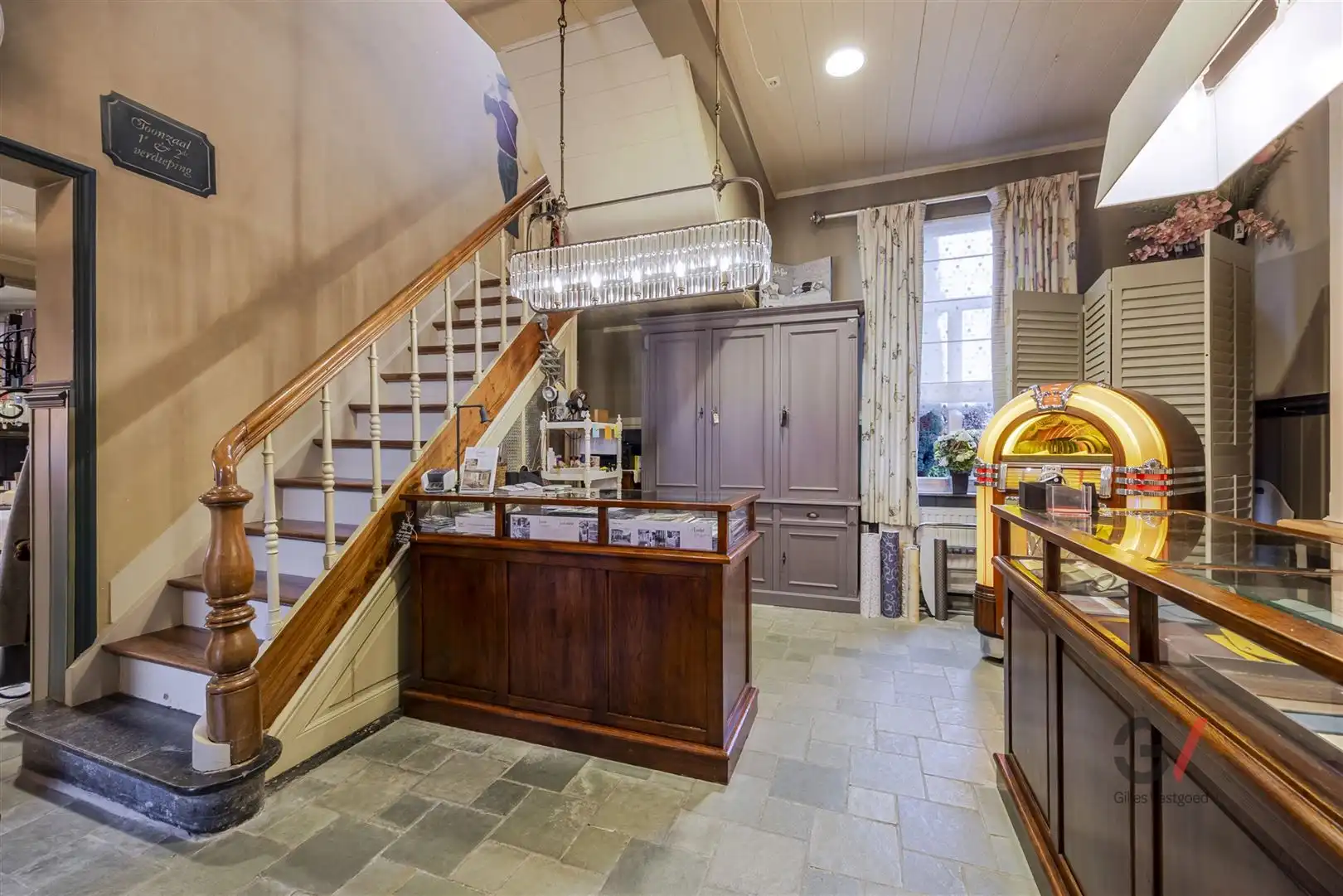 Commercieel gebouw op toplocatie foto 2