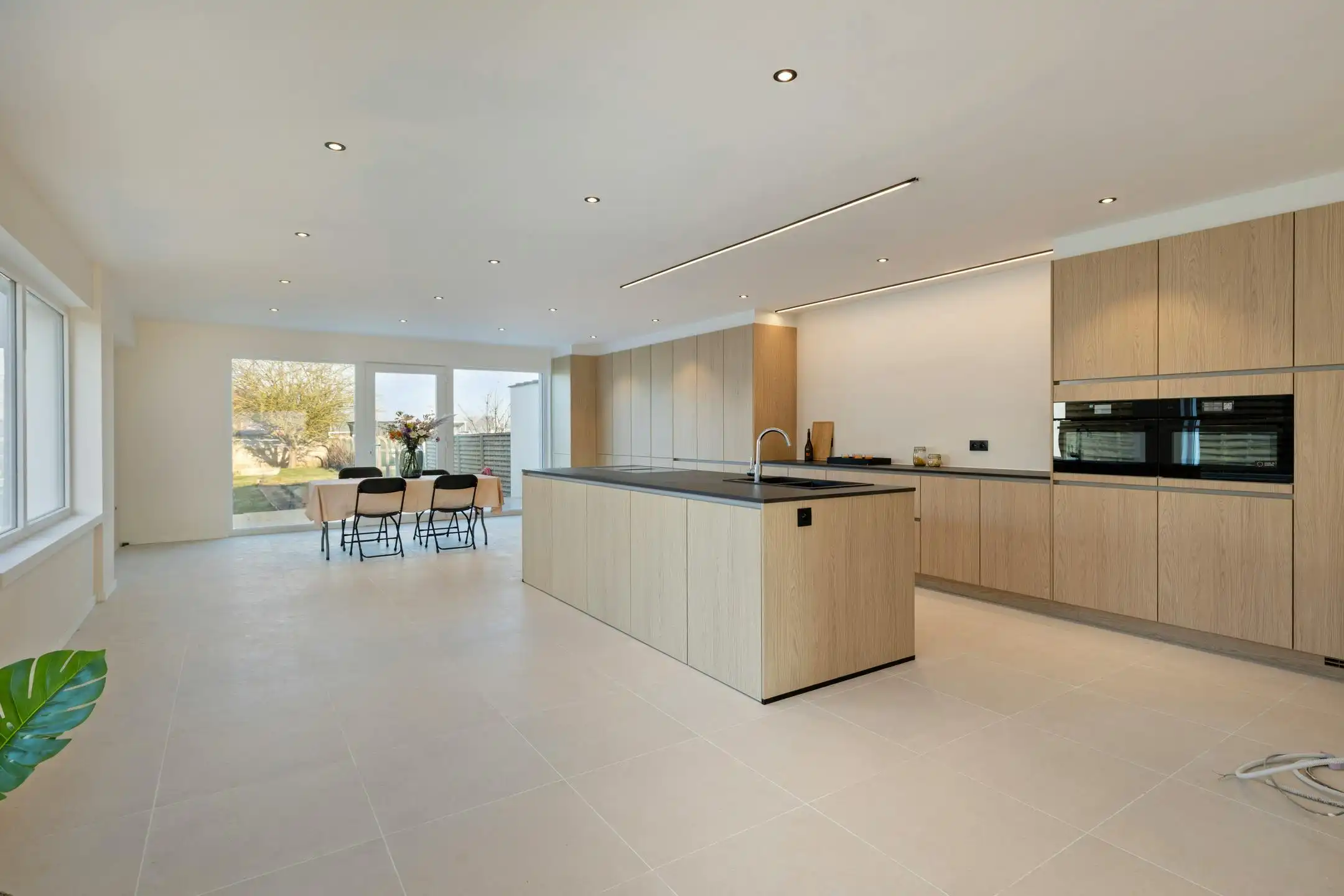 Gerenoveerde, energiezuinige woning te koop te Oudenaarde.  foto {{pictureIndex}}