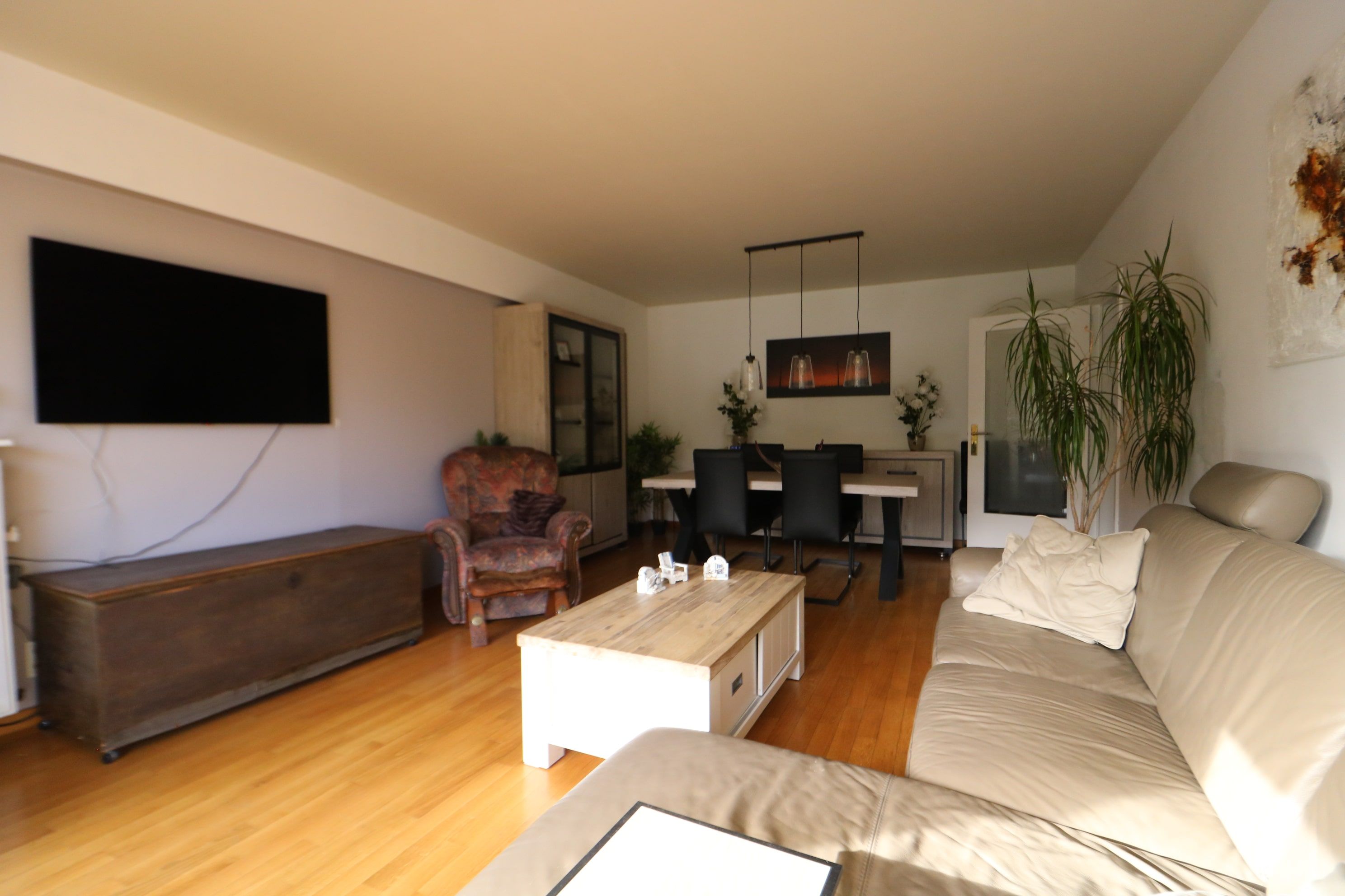 Ruim appartement (97 m²) met 2 grote slaapkamers en twee terrassen, vlakbij station/winkelstraten en met prachtig zicht op het park. foto 5