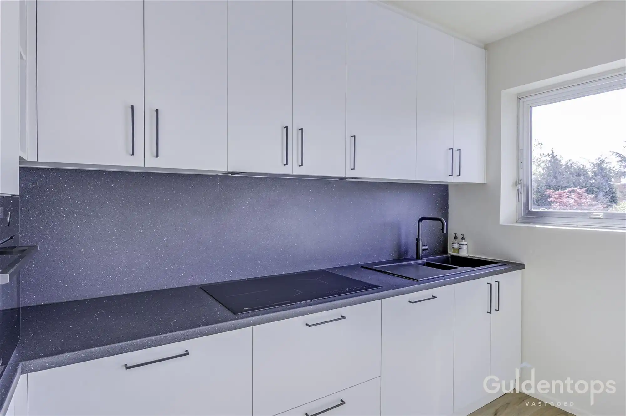 Knap vernieuwd 2 slaapkamerappartement op topligging foto 9