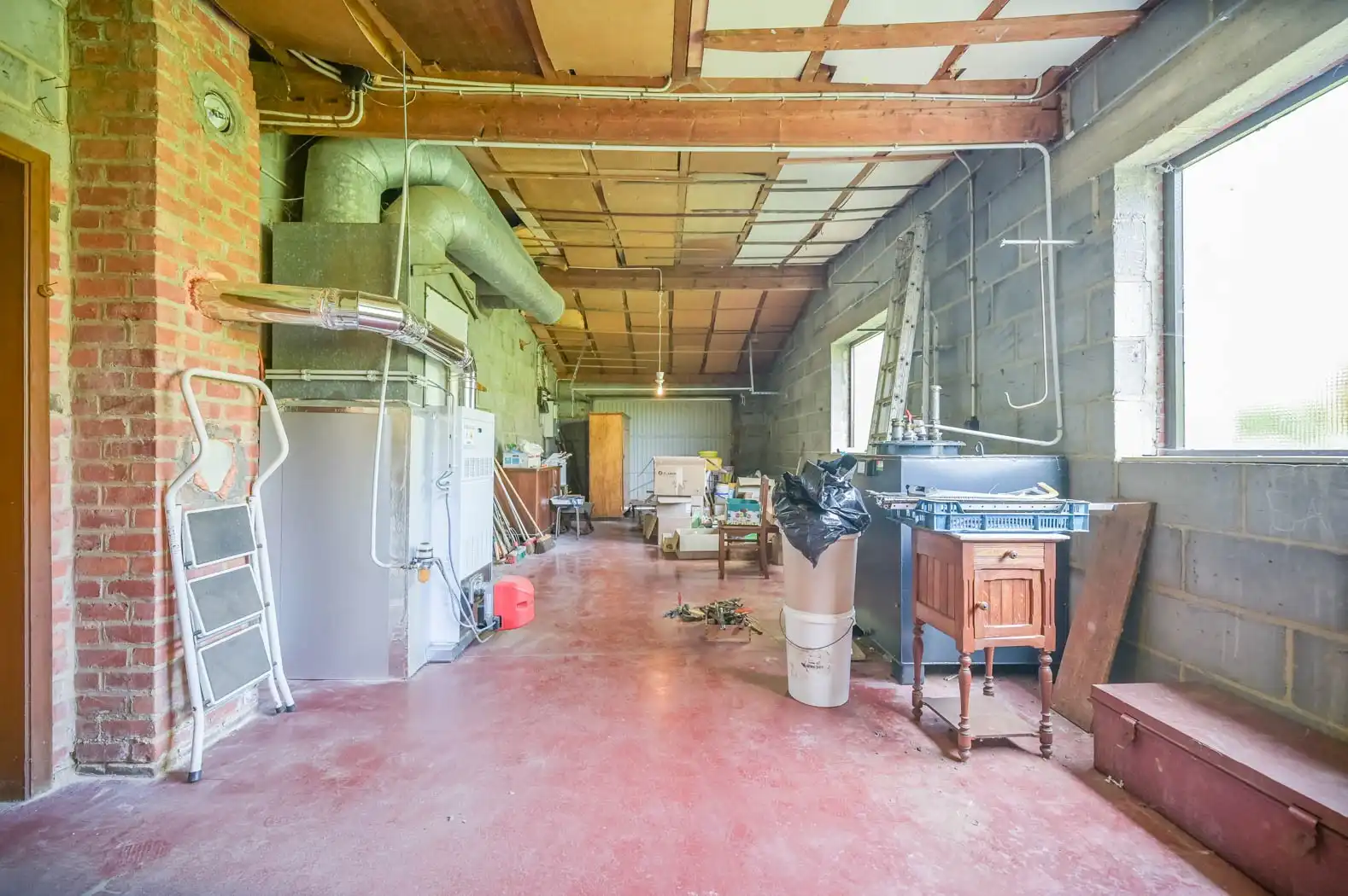 Uniek renovatieproject: lichtrijke en uiterst ruime bungalow met grote inpandige garage op een idyllisch groen perceel foto 20