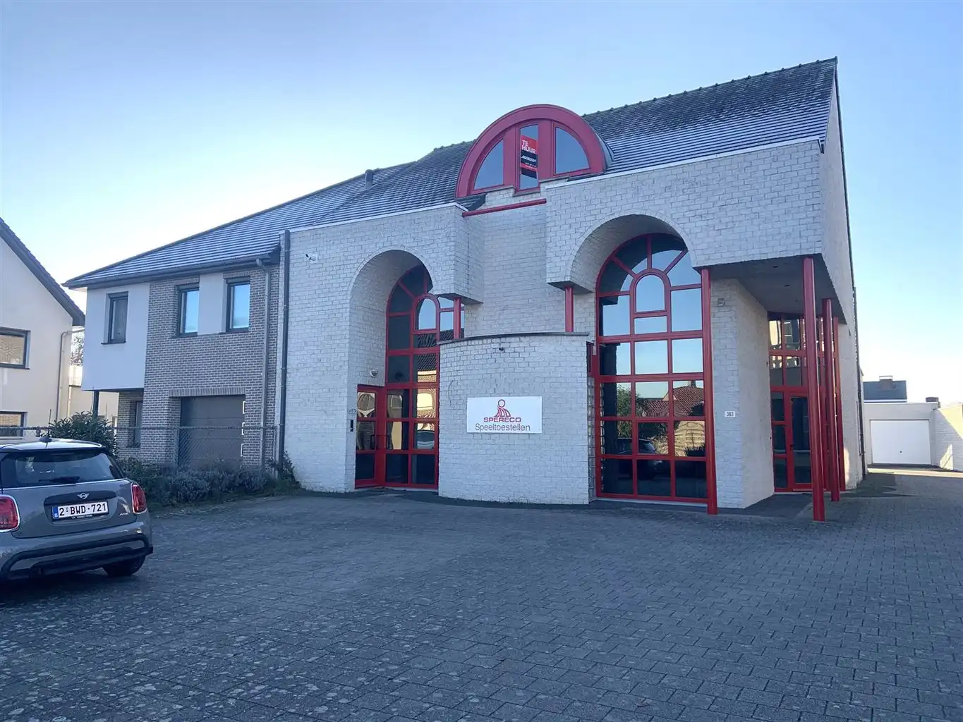 Gelijkvloerse handels/kantoorruimte,veel parkeergelegenheid. foto {{pictureIndex}}