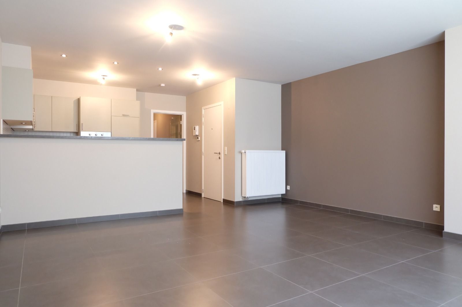 Modern 2-slaapkamerappartement nabij centrum foto {{pictureIndex}}