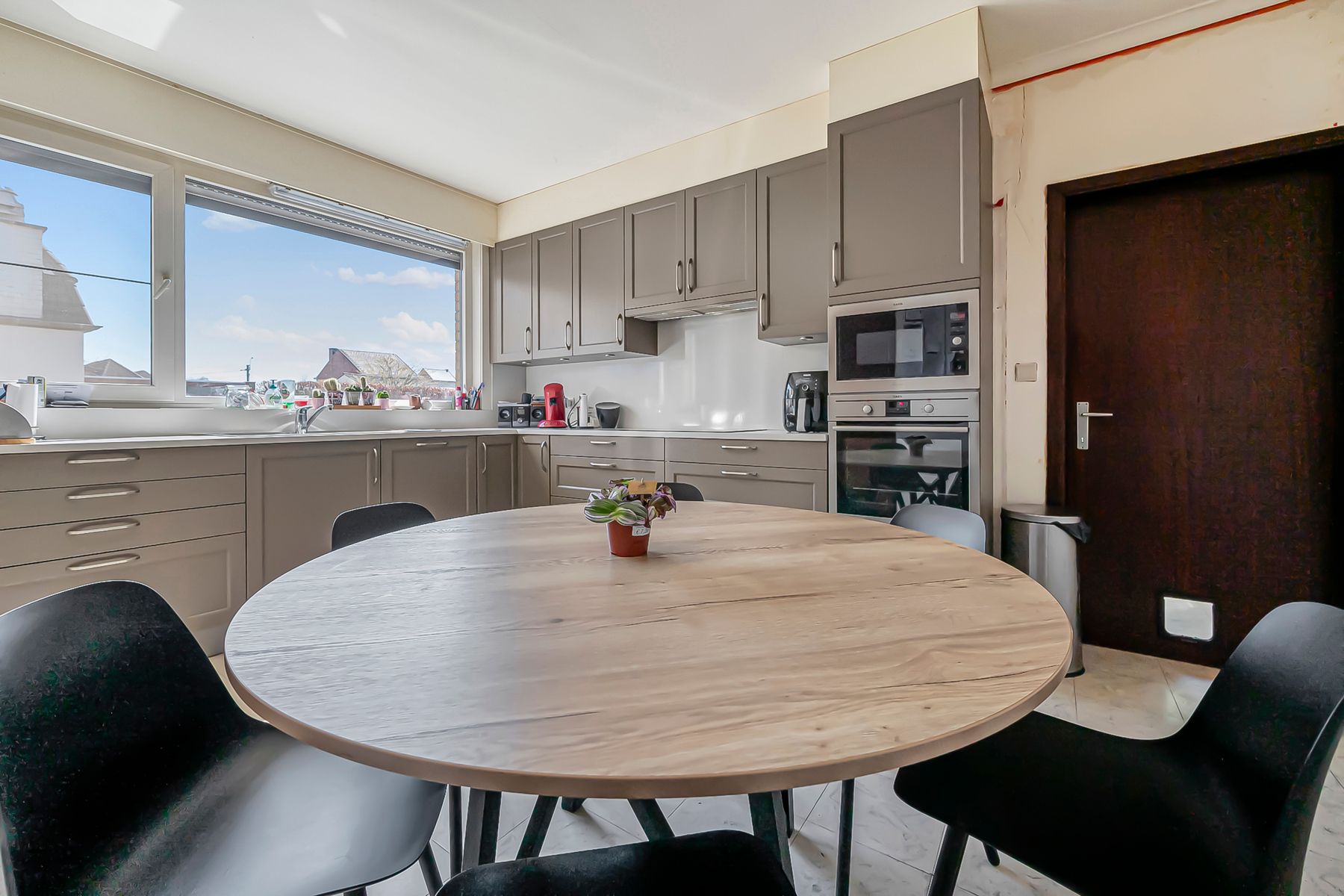 Zeer ruime woonst met 4 slaapkamers nabij Berlare centrum foto 6