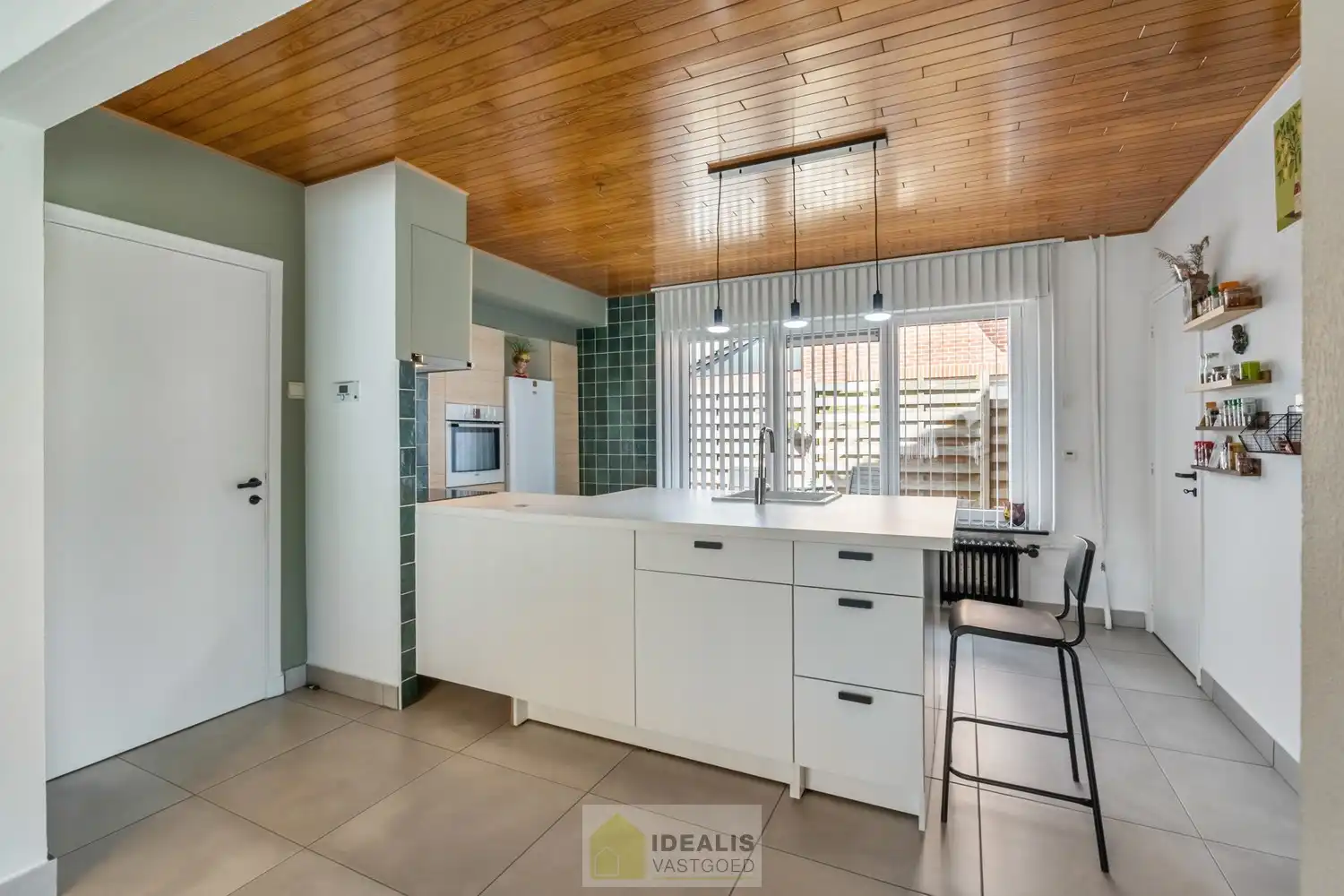 IDEALIS VASTGOED – EENGEZINSWONING MET EEN KNAPPE LEEFRUIMTE MET OPEN HAARD EN AANSLUITEND OPEN MODERNE KEUKEN, EEN HEERLIJKE VERANDA, MOGELIJKHEID TOT 4 SLAAPKAMERS, 2 BADKAMERS, 2 GARAGES EN EEN RUIM WERKHUIS MOMENTEEL INGERICHT ALS LOUNGERUIMTE, VOLLEDIG AANGELEGD MET EEN KNAPPE TUIN OP EEN PERCEEL VAN 8A 65CA! Deze ruime gezinswoning omvat +- 204m² netto bewoonbare oppervlakte met een aangename woonkamer bestaande uit zit-en eetgedeelte, een open moderne keuken, veranda, mogelijkheid tot 4 slaapkamers en 2 badkamers. Momenteel is de woning ingericht als 2 aparte woongelegenheden. Tevens beschikt de woning over een apart garagegebouw bestaande uit 2 garages met achterliggend een werkhuis momenteel ingericht als loungeruimte. Een unieke kans voor kandidaten op zoek naar een ééngezinswoning voorzien van alle faciliteiten op een fijne locatie tussen de centra van Oudsbergen, Bocholt, Bree en Peer! De huidige eigenaar heeft reeds een nieuw dak aangekocht. Dit wordt geplaatst voor de... foto 14