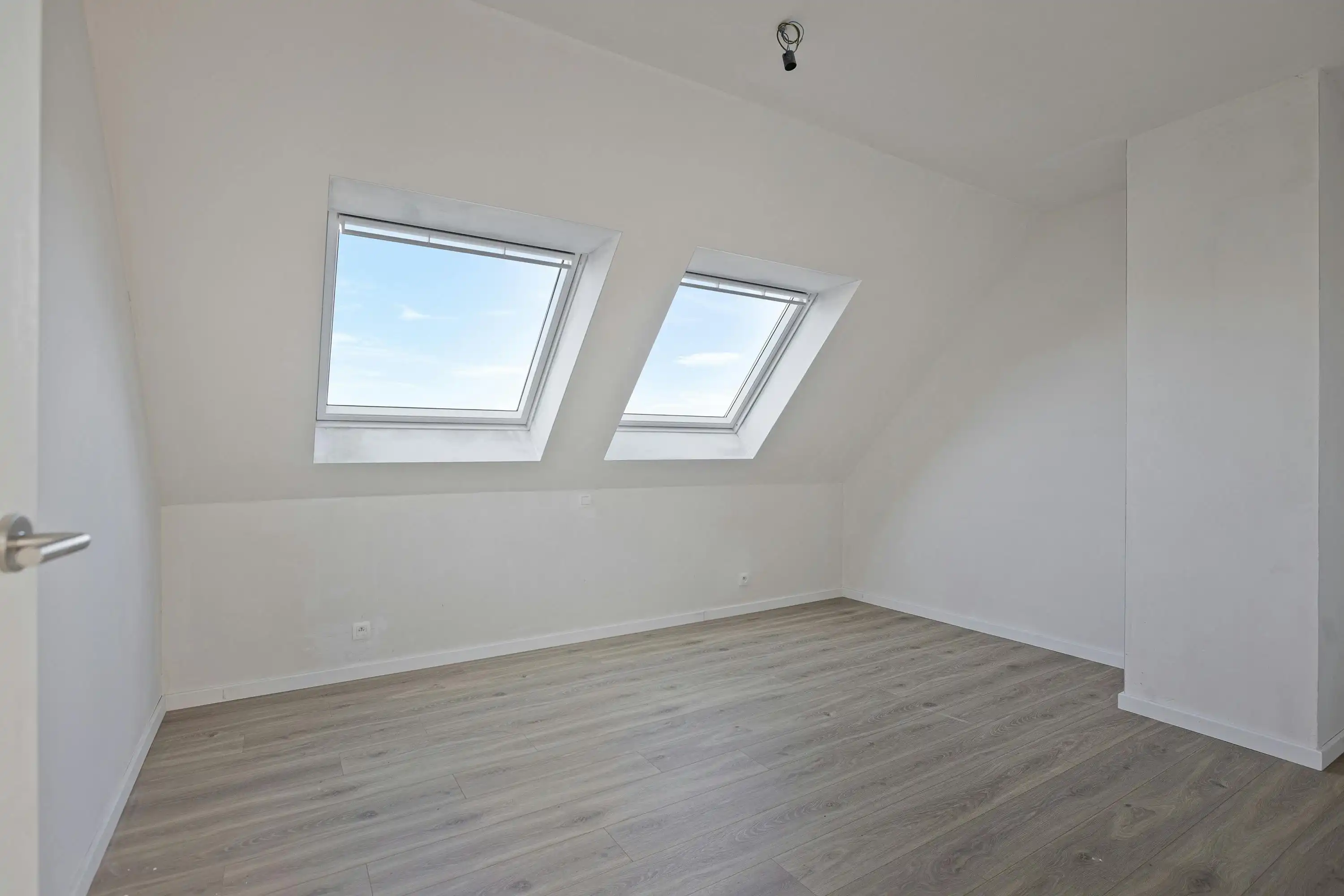 Ruim appartement te koop in Ieper met twee kamers en terras foto 15