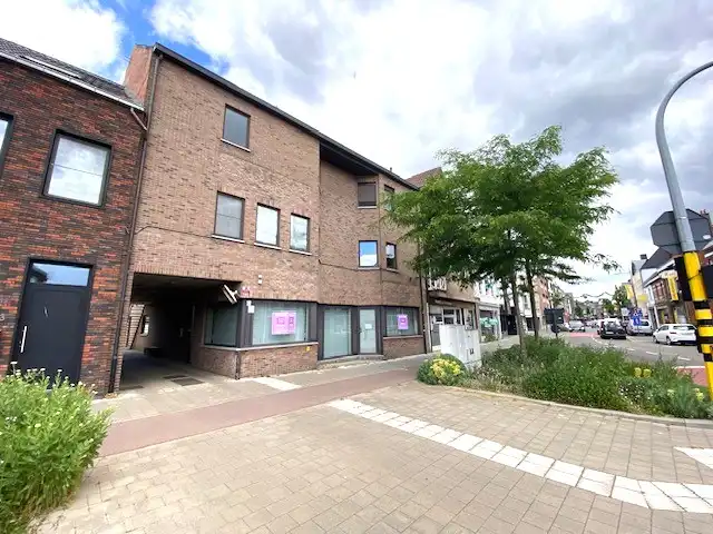 Handelsruimte  (+-160m²) met 6 autostaanplaatsen centrum Geel. foto 13