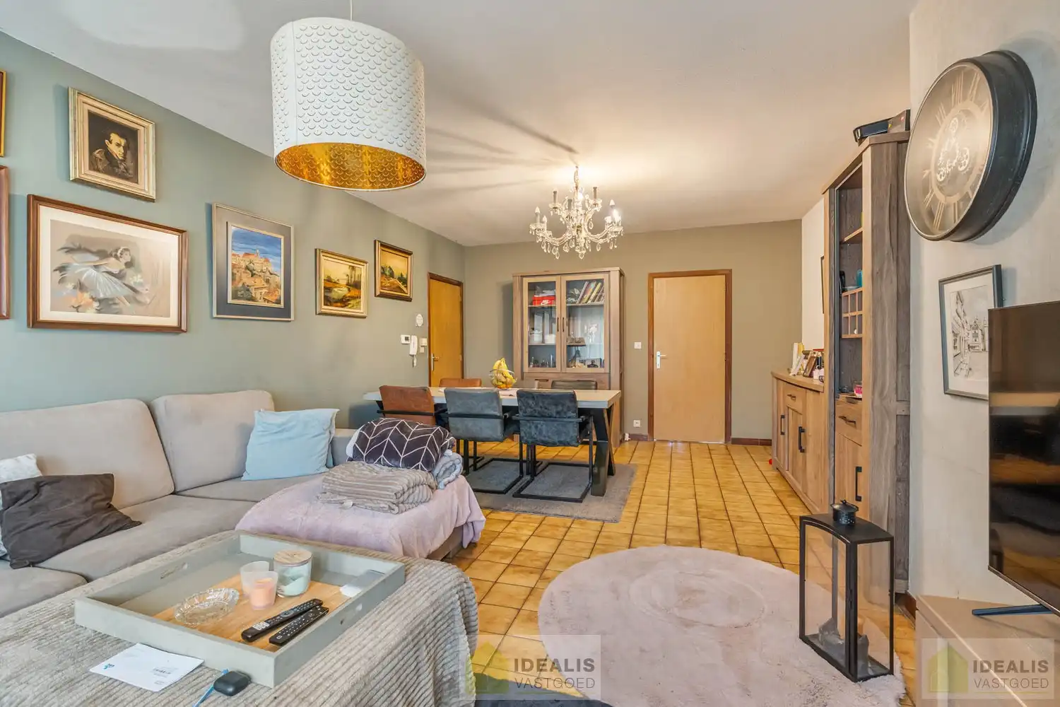 OP TE FRISSEN RUIM DUPLEX APPARTEMENT PAL IN  HET CENTRUM VAN HAMONT! Dit uiterst ruime appartement omvat maar liefst ca.142m² bewoonbare oppervlakte en is voorzien van een ruime woonkamer met aansluitend keuken, 3 aangename slaapkamers, volledig vernieuwde badkamer en terras!! Zeer geschikt voor kandidaten op zoek naar een zeer ruim appartement pal in het stadscentrum van Hamont (Hamont-Achel)! foto 6