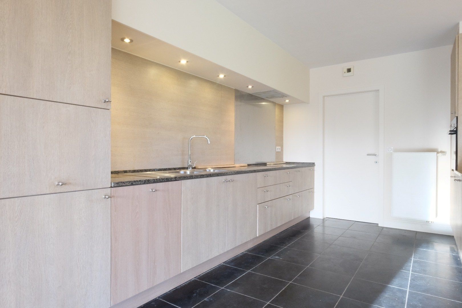 Recente ruime moderne halfopen woning met tuin en garage. foto 6