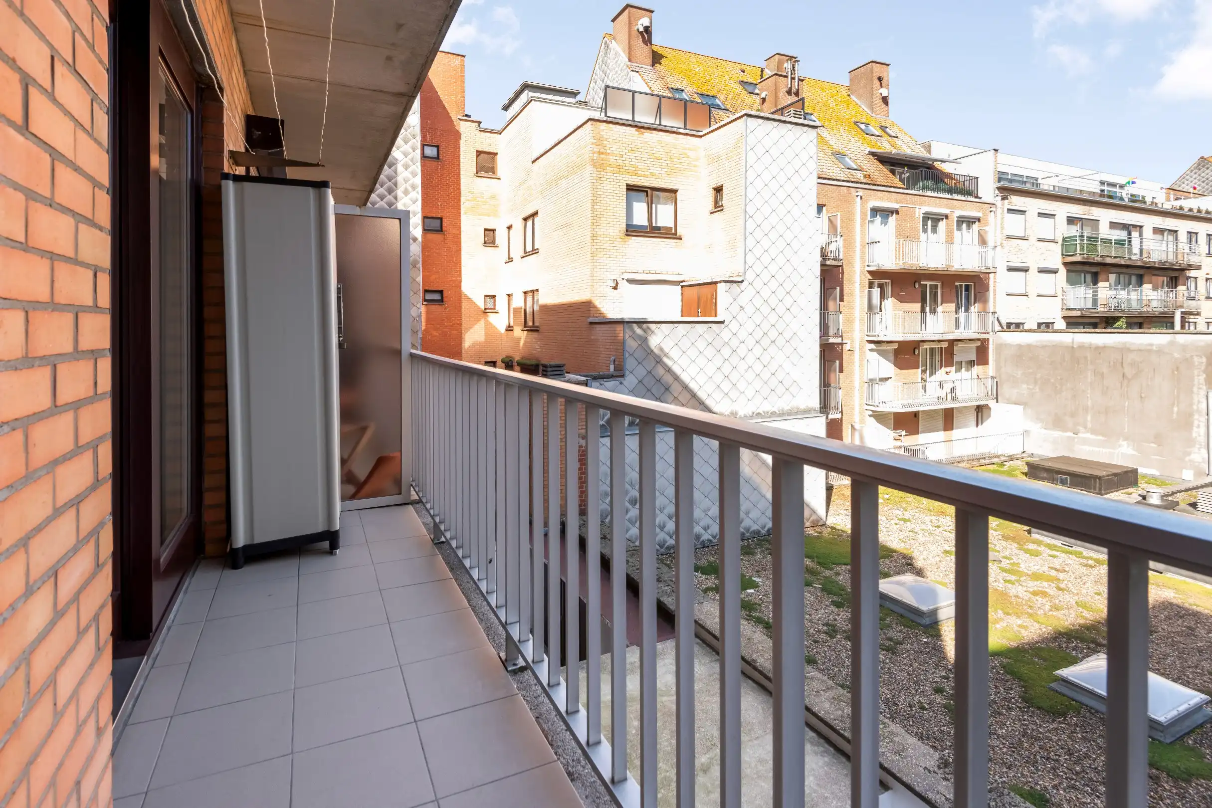 Zeer goed onderhouden zuidgericht appartement, centraal gelegen dichtbij het strand en de winkels. Parking mogelijk. foto 15