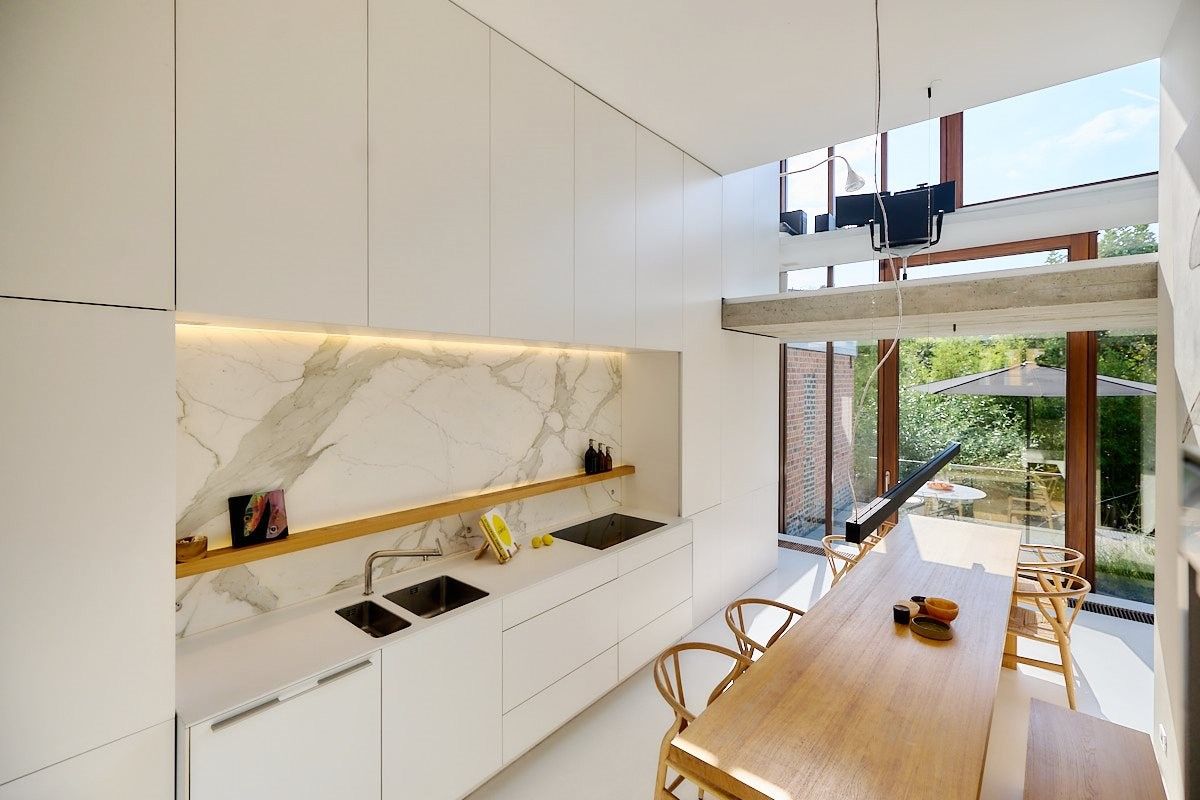 Buitengewone interbellum architecten-burgerwoning met tuin die omgevormd werd tot een hedendaagse luxueuze concept-woning. foto {{pictureIndex}}