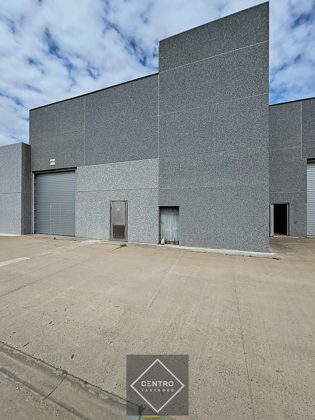 Instapklaar magazijn (250m2) met automatische sectionaalpoort langs de N8 te Elverdinge (Ieper). Ambachten toegestaan ! foto 5