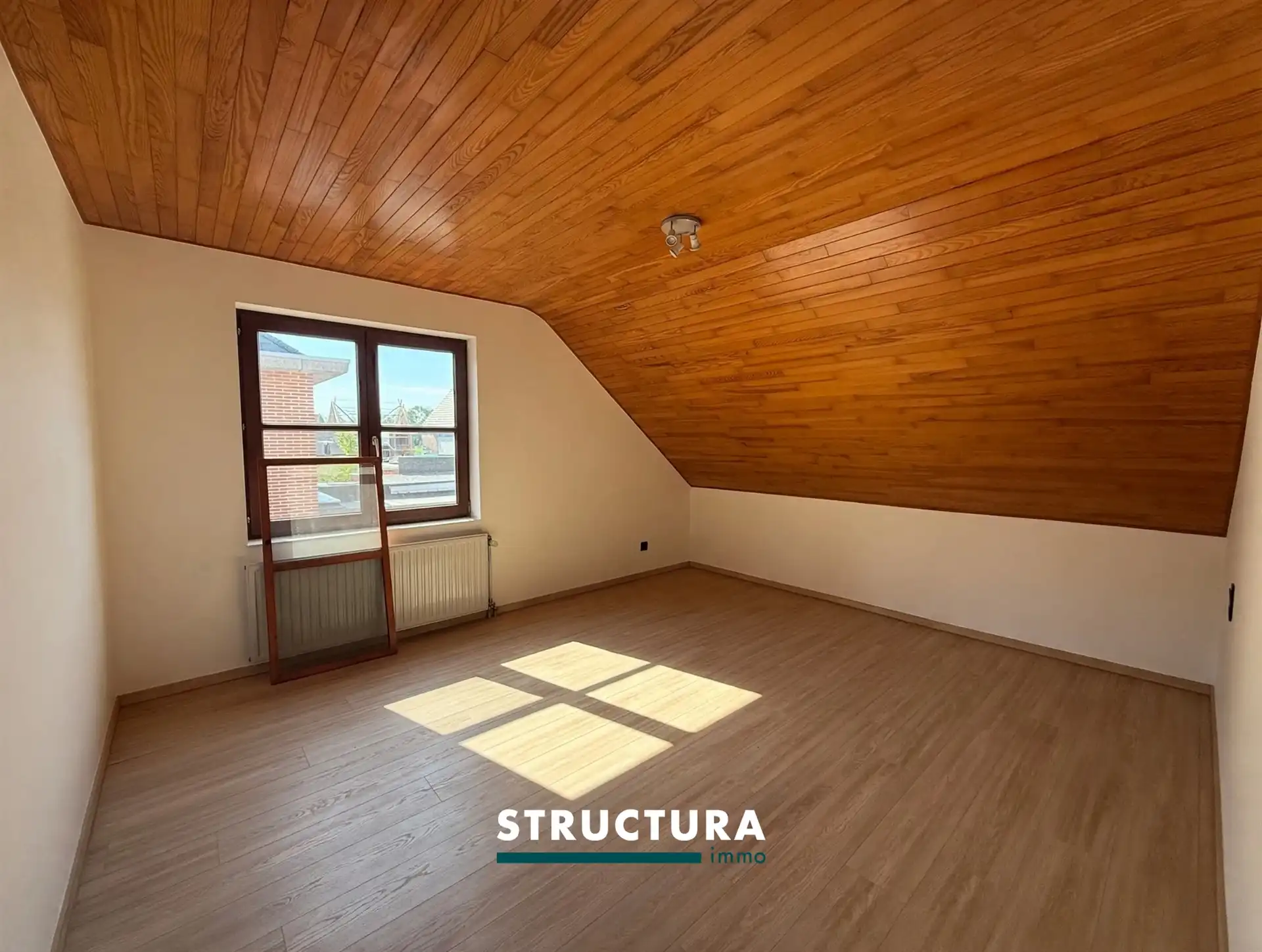 Halfopen woning met ruime garage  foto 15