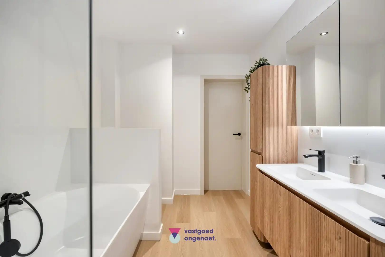 Totaalrenovatie met garage op toplocatie foto 14